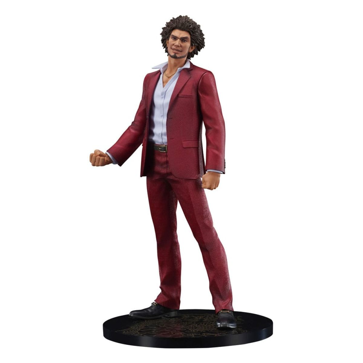 Eine Spielfigur von Ichiban Kasuga in rotem Anzug und weißem Hemd steht auf einem runden Podest.