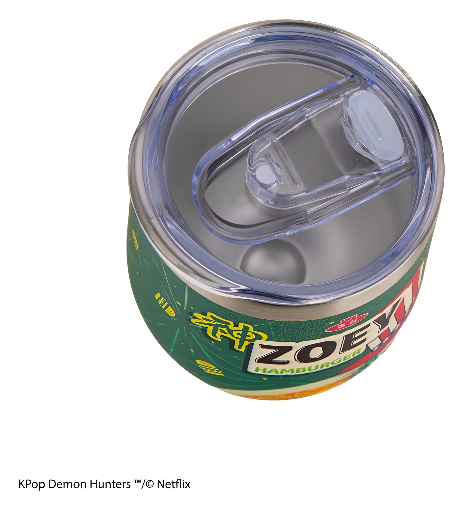 Vista superior de un vaso verde con tapa de plástico transparente y los textos ZOEY y HAMBURGER.