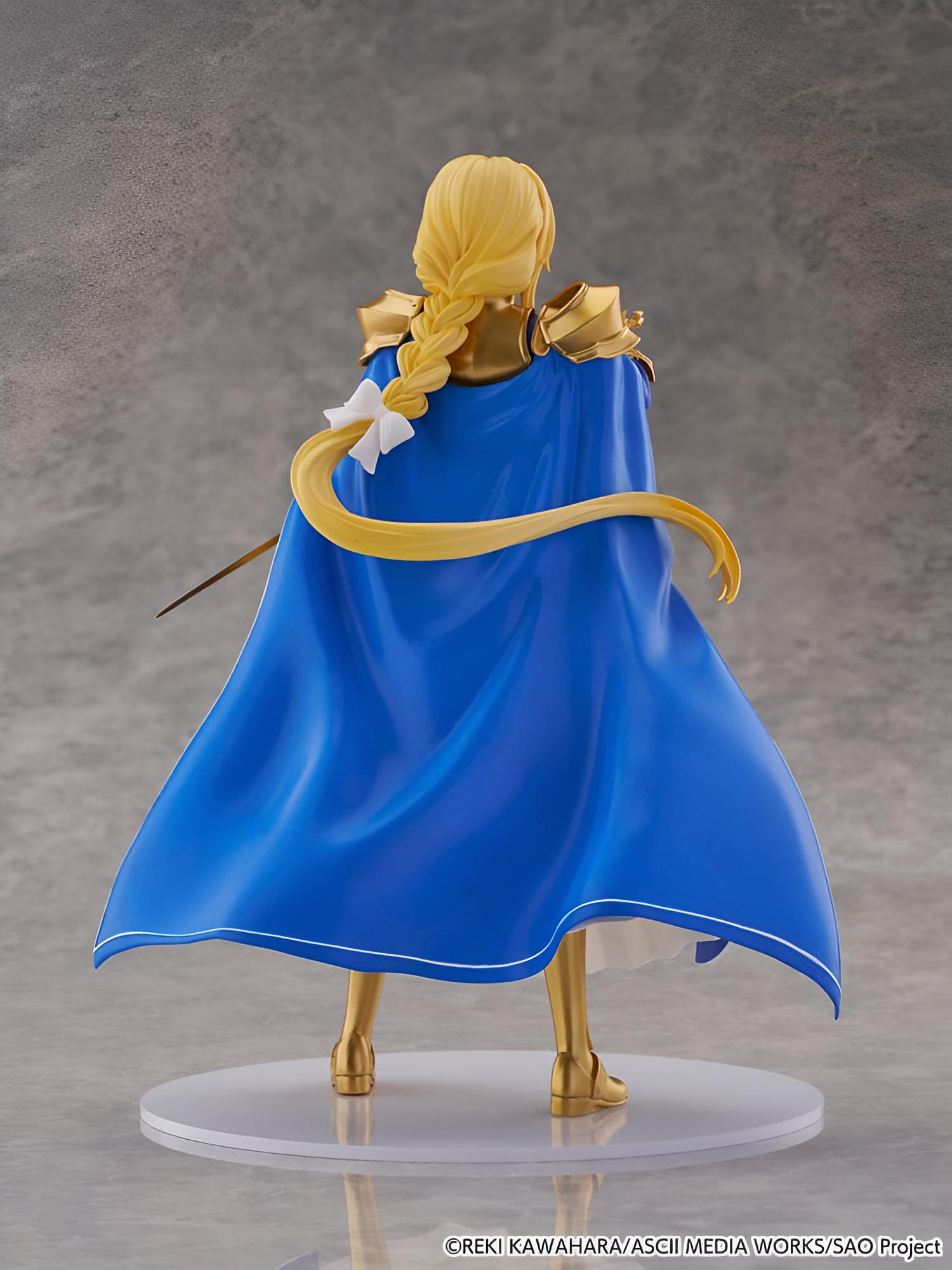 Rückansicht einer blonden Anime-Figur mit langem blauem Umhang, Goldrüstung und weißer Schleife vor grauem Hintergrund.