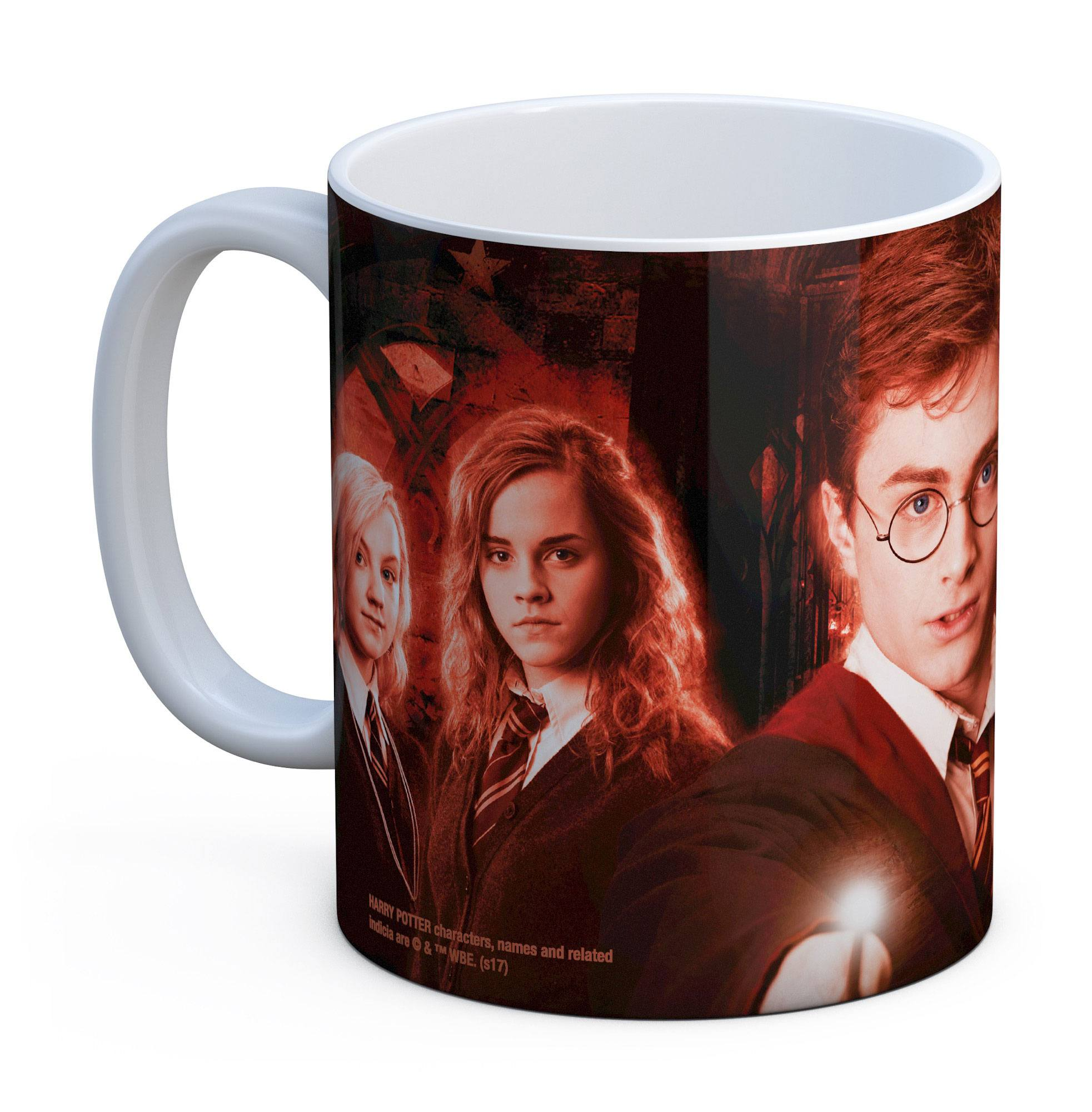 Taza blanca con personajes de Harry Potter en diseño rojo sobre fondo blanco.