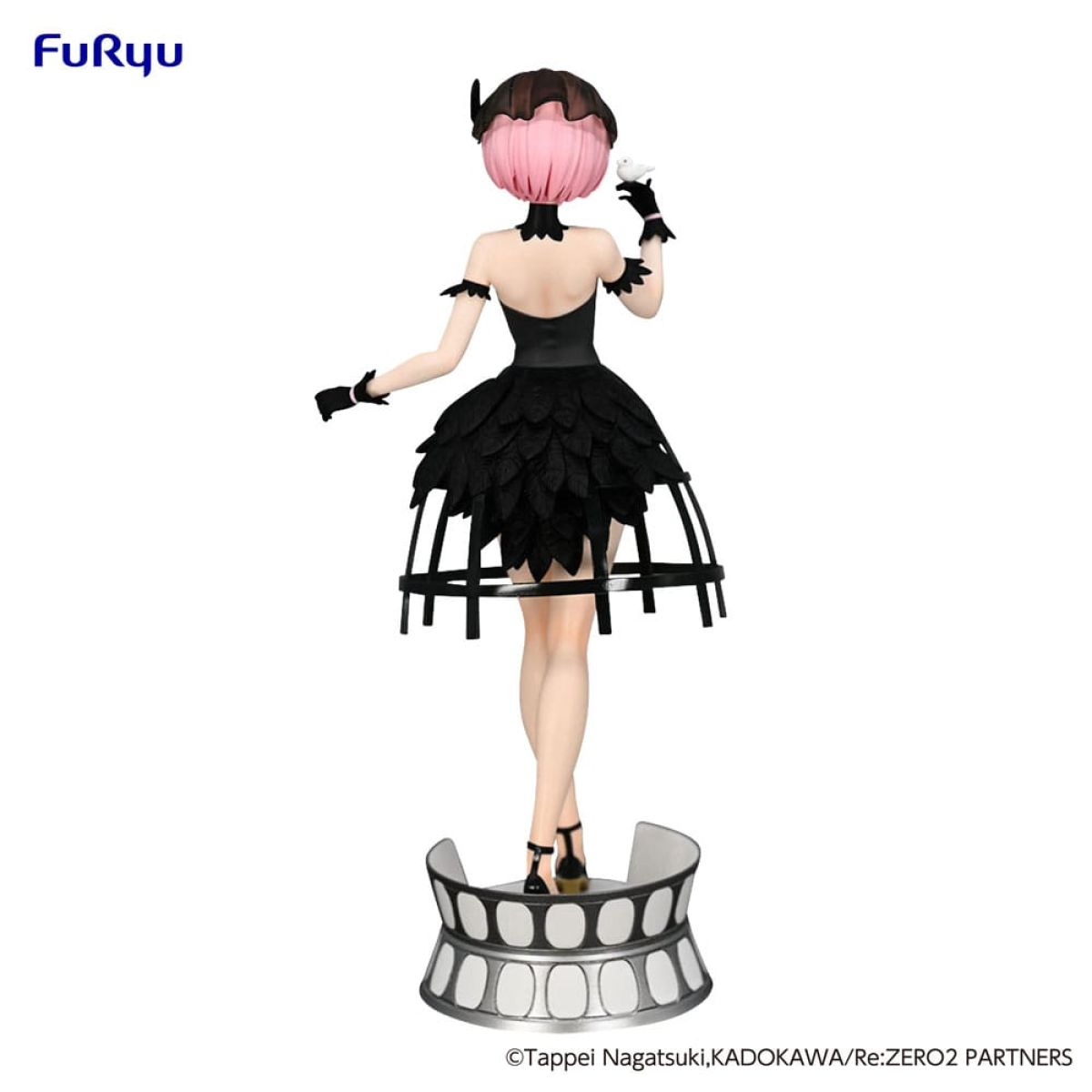 Figura de anime de espaldas con vestido negro, pelo rosa y pájaro blanco.