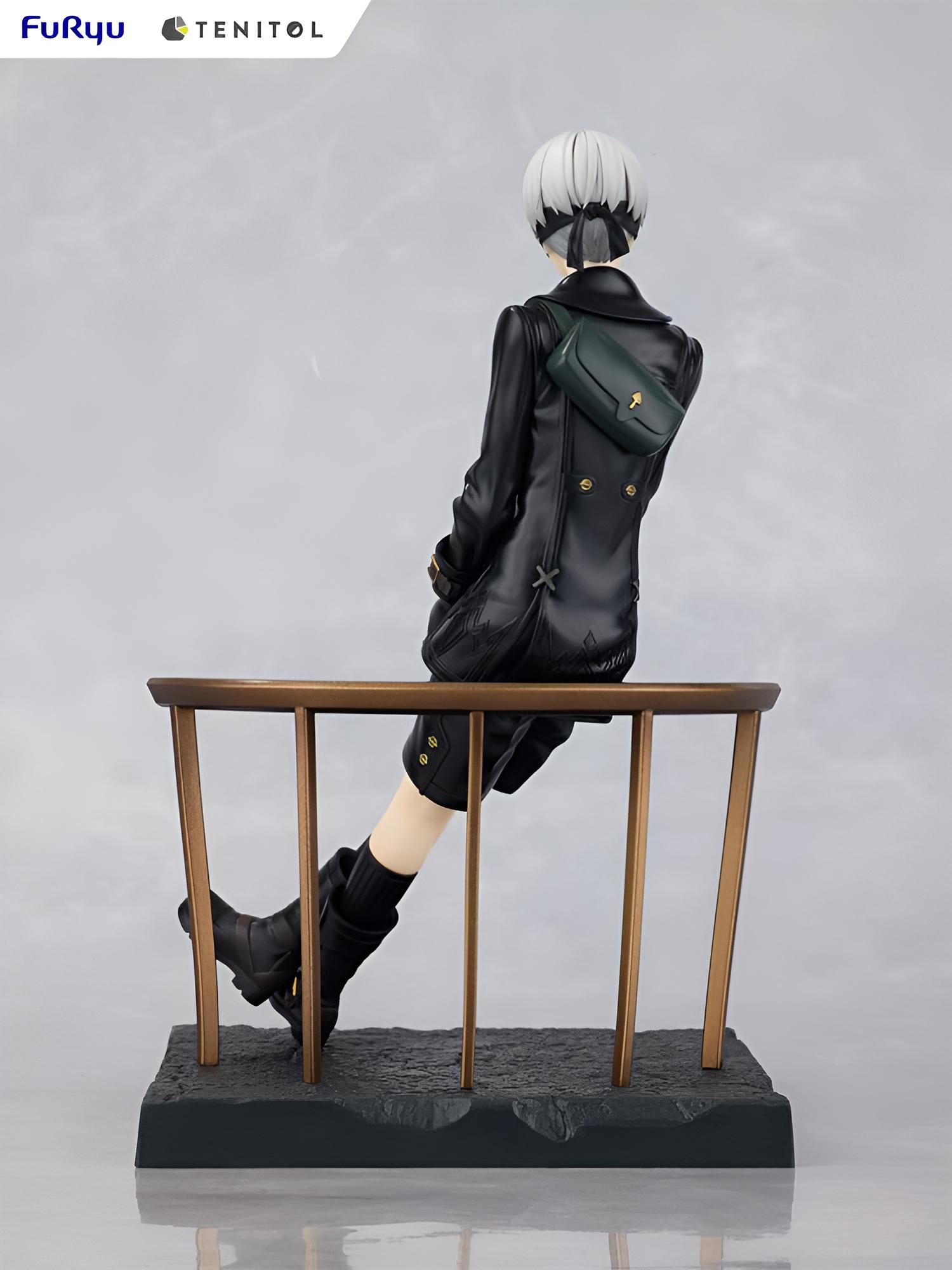 Anime-Figur mit weißem Haar und schwarzem Mantel sitzt auf einem Balkongeländer vor grauem Hintergrund.