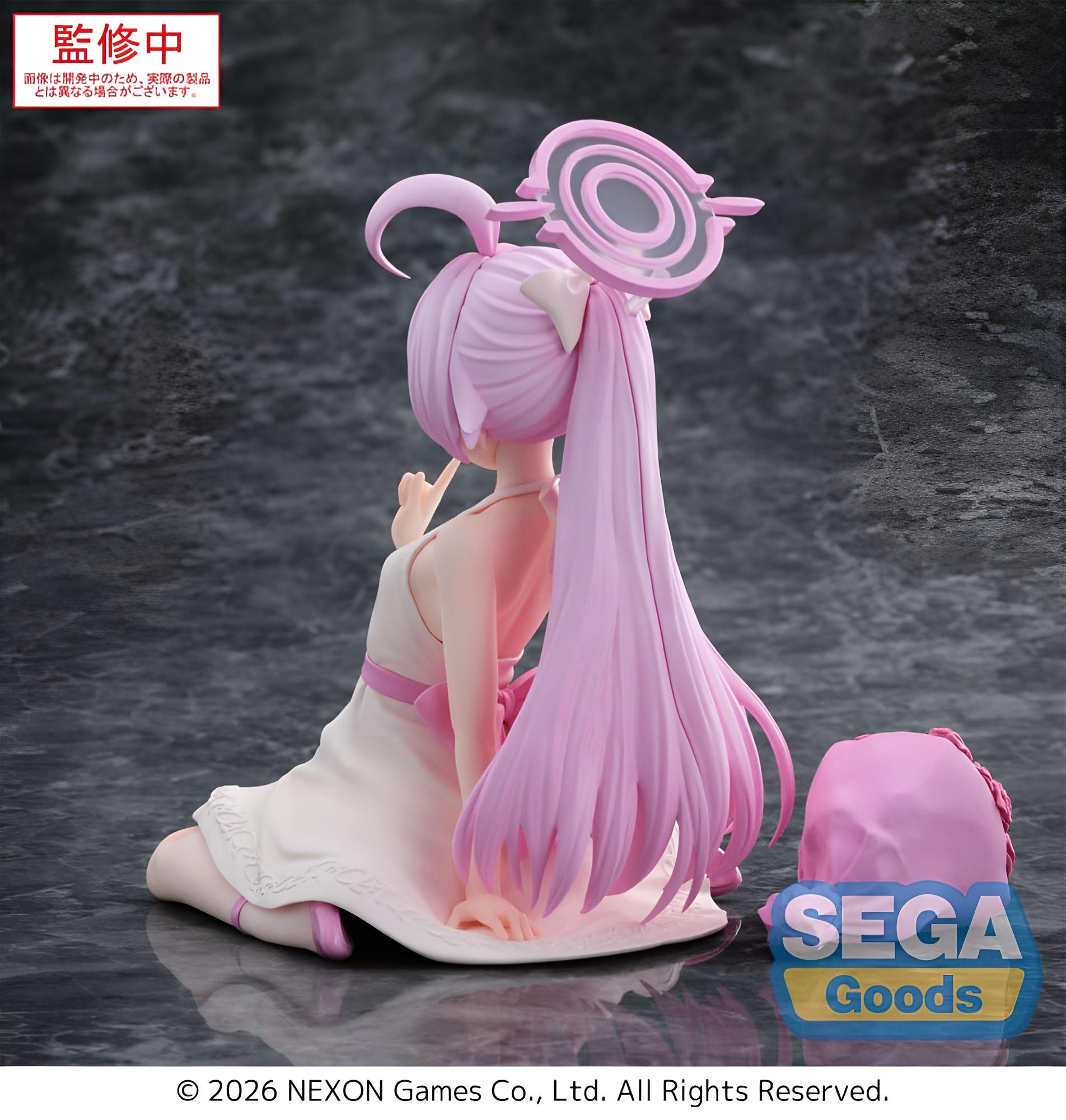 Rückansicht einer pinkhaarigen Anime-Figur in einem weißen Kleid mit Heiligenschein vor dunklem Hintergrund.