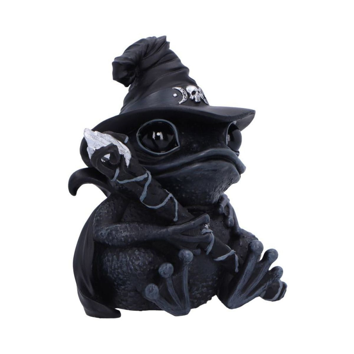 Una figura de rana negra con sombrero de bruja y bastón sobre fondo blanco.