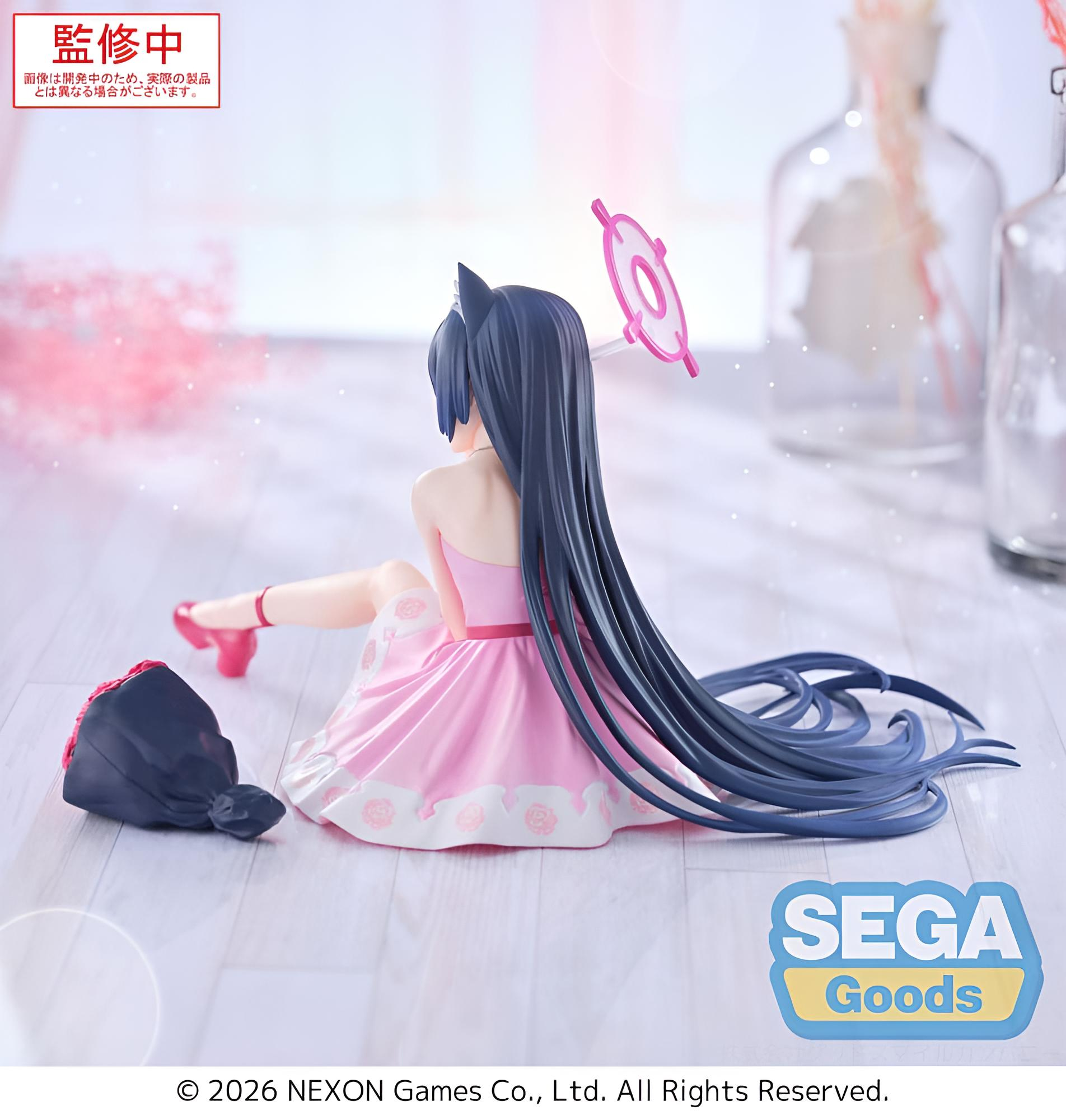 Anime-Figur in rosafarbenem Kleid mit langem dunklem Haar und Heiligenschein sitzt auf dem Boden.