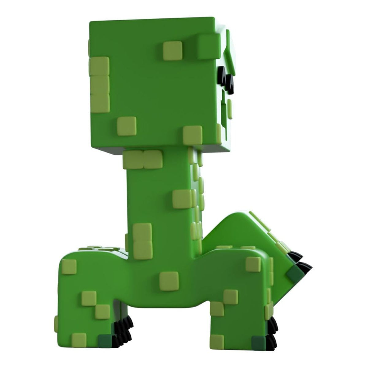 Una figura de Minecraft Creeper pixelada verde en 3D con ojos y pies negros, sobre un fondo blanco.