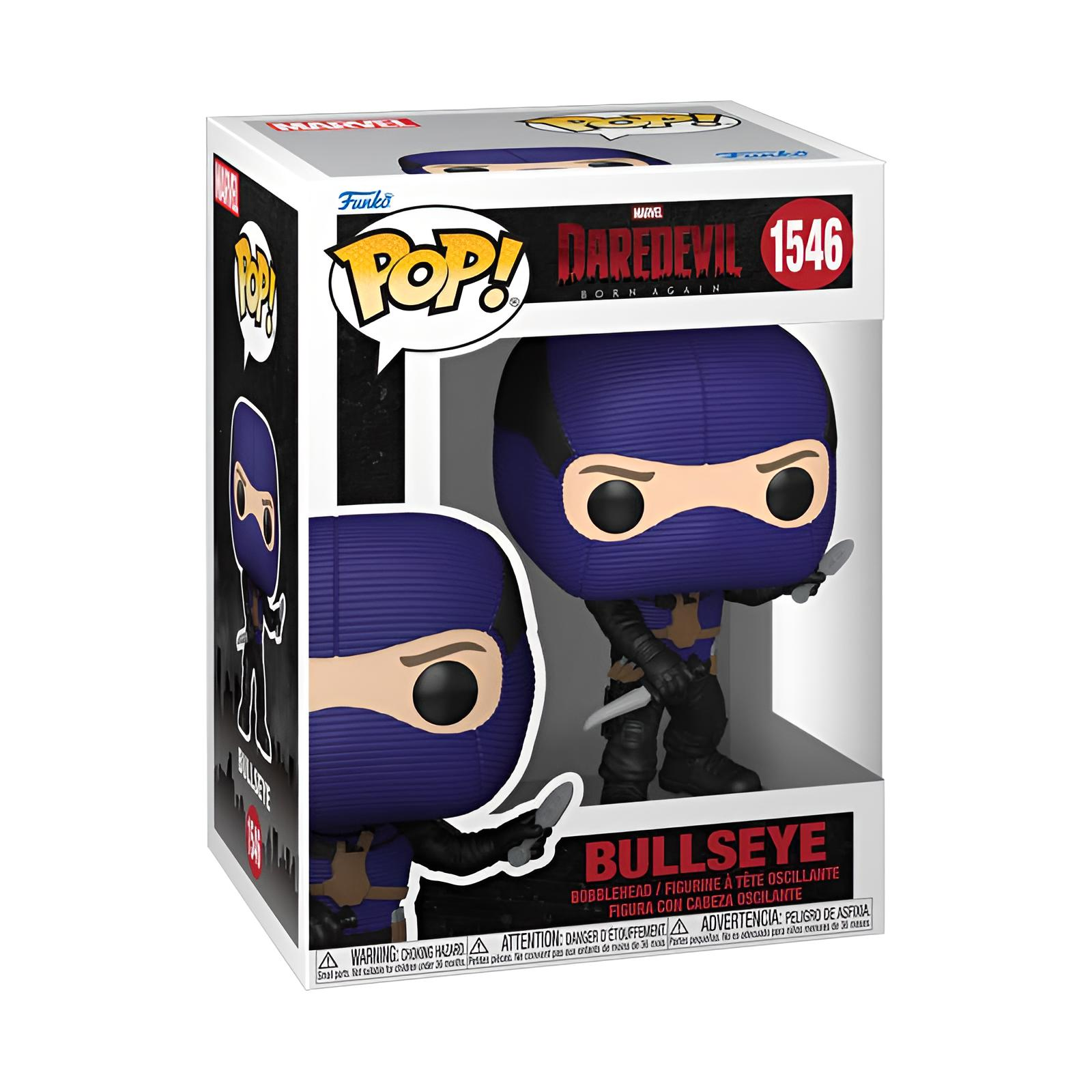 Un Funko Pop de Daredevil Bullseye en traje morado sosteniendo armas, dentro de su caja de embalaje.