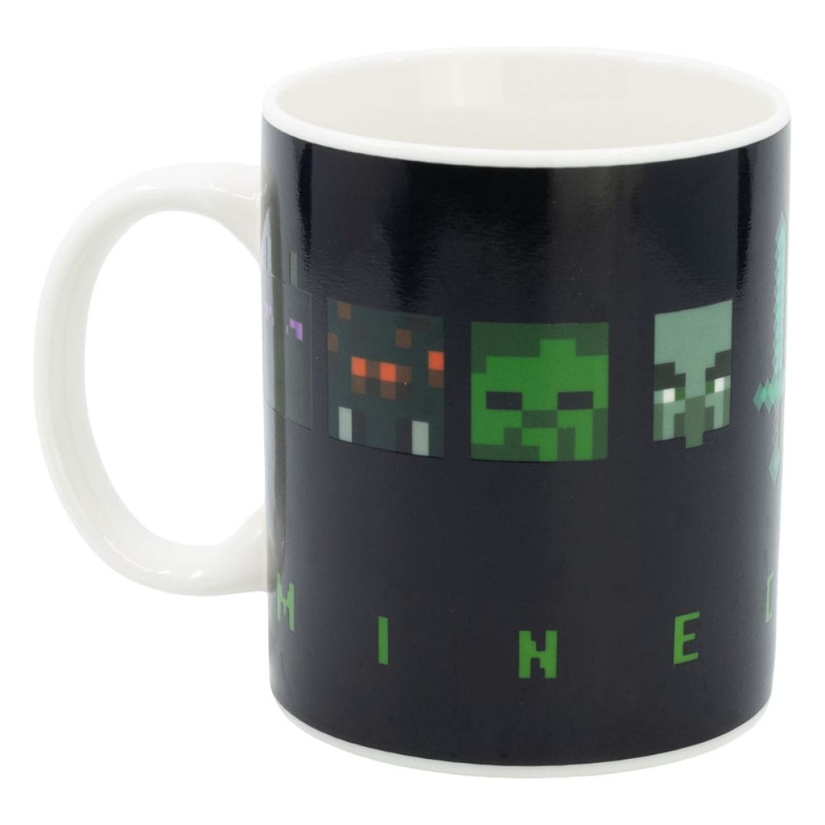 Taza negra de Minecraft con caras de personajes pixelados y letras verdes.