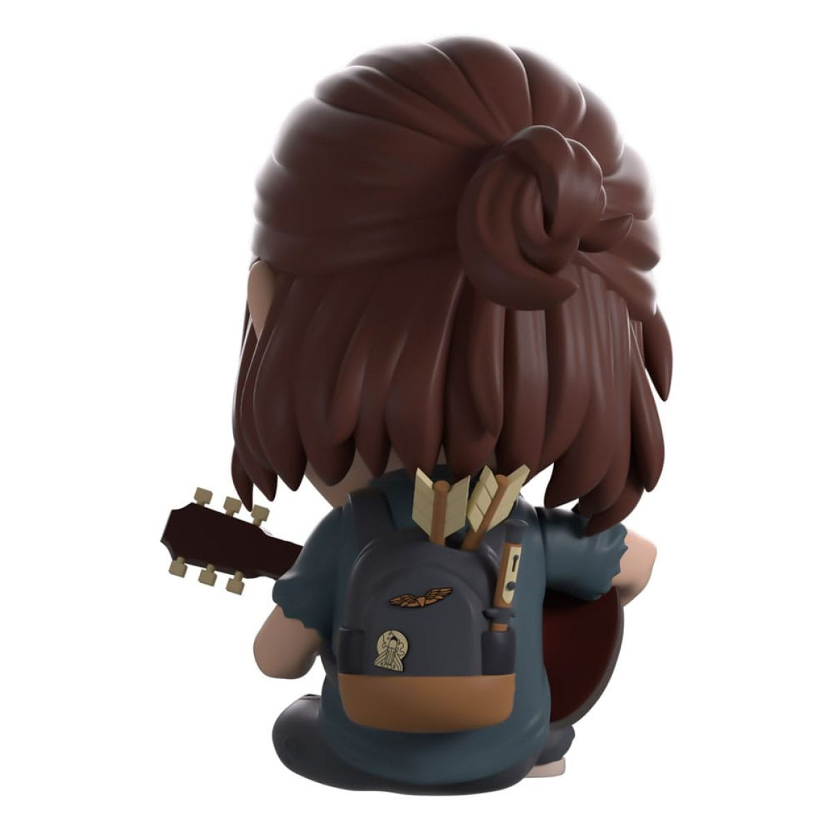 Vista trasera de una figura con moño castaño, mochila con flechas y una guitarra.
