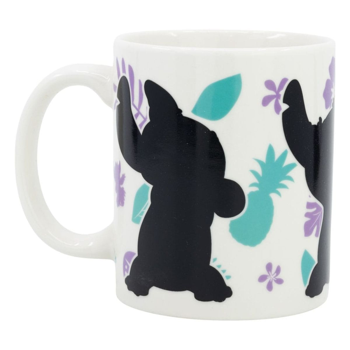 Una taza blanca con siluetas negras de Stitch, piñas coloridas y patrones florales sobre un fondo blanco.