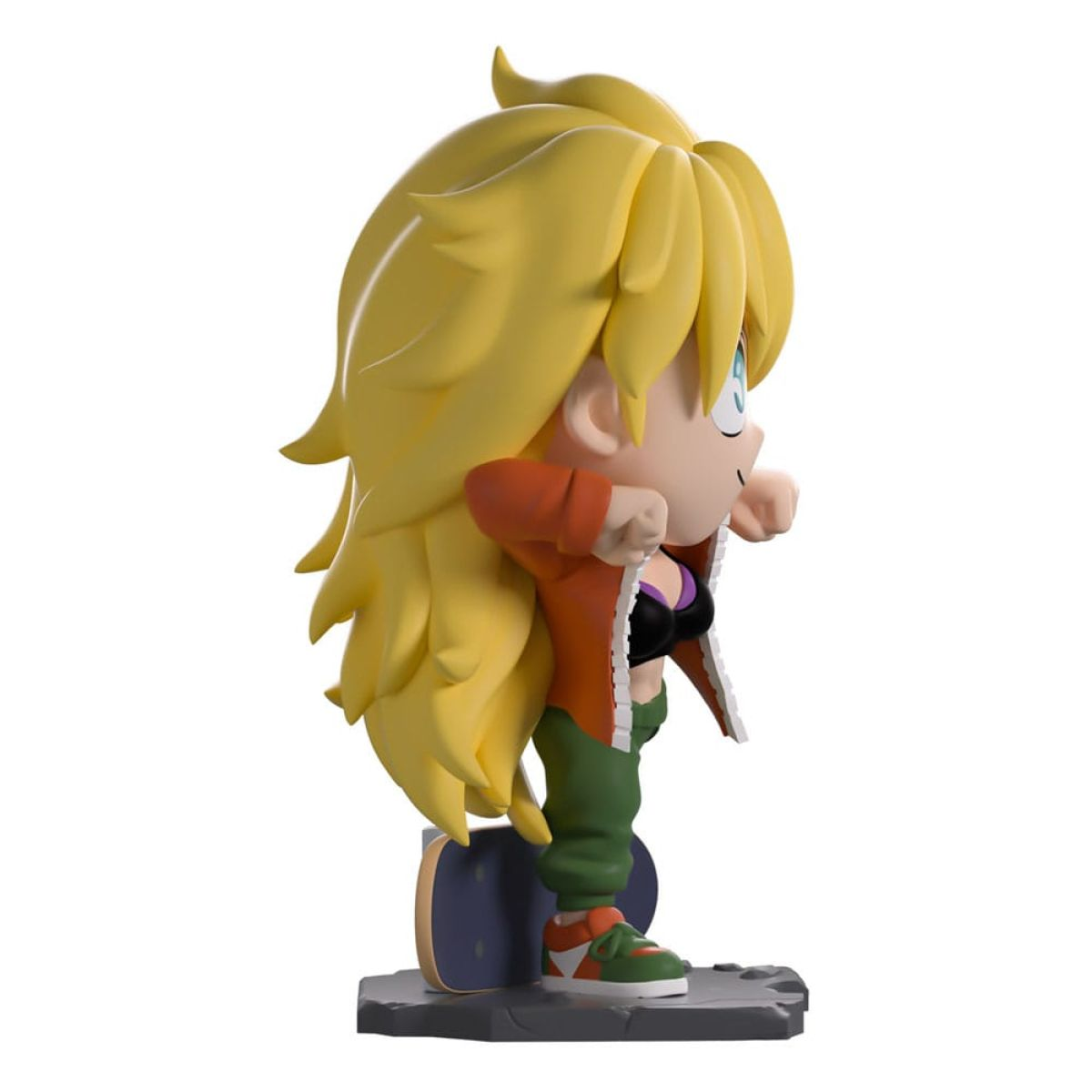 Eine Vinylfigur einer blonden Frau in Jeansjacke und grünem Hosen auf einem grauen Sockel.
