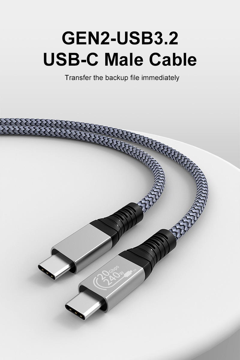 Ein geflochtenes graues USB-C-Kabel mit Metallsteckern liegt auf einer weißen Oberfläche.