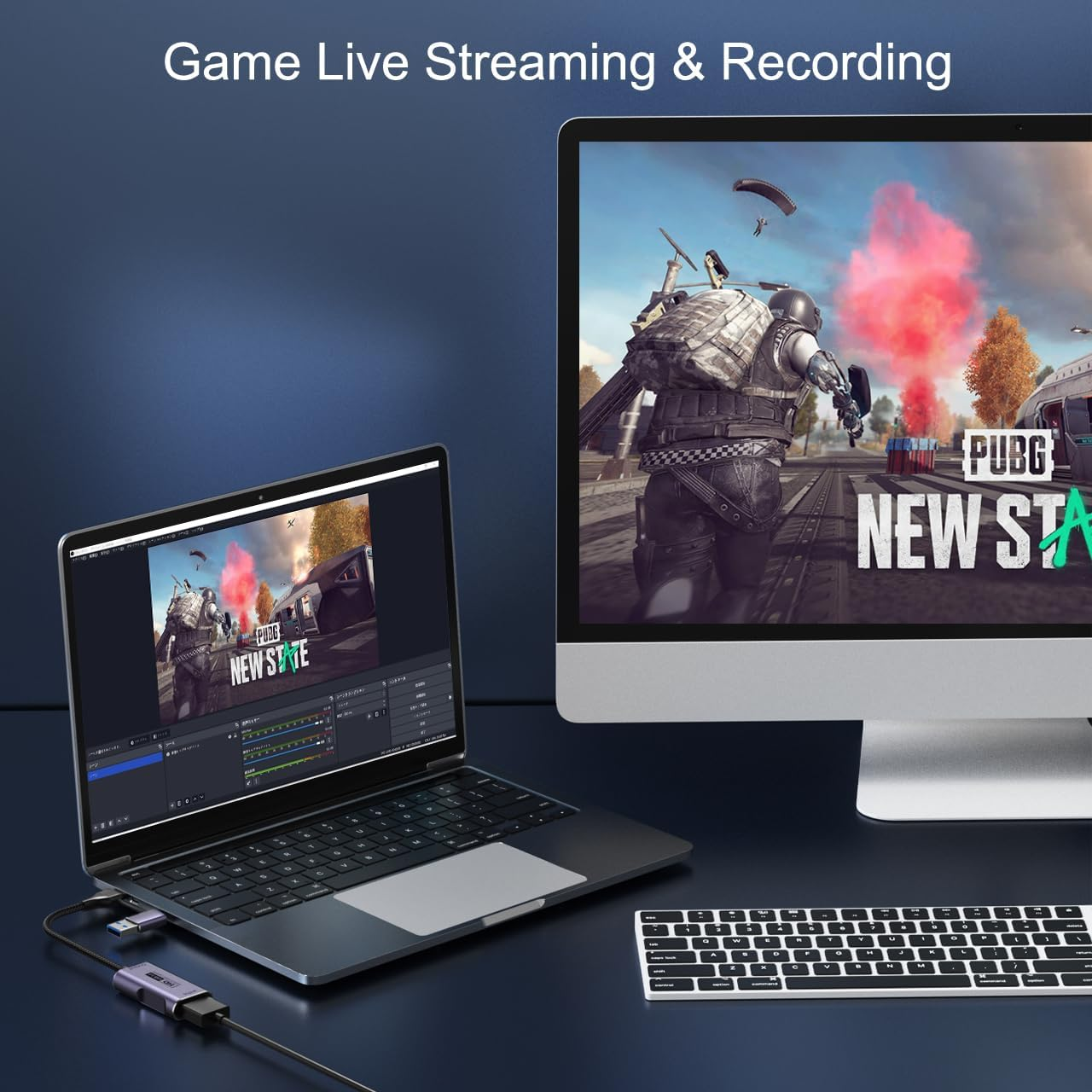 Ein Laptop und ein Desktop zeigen PUBG New State für Live-Streaming und Aufnahme.