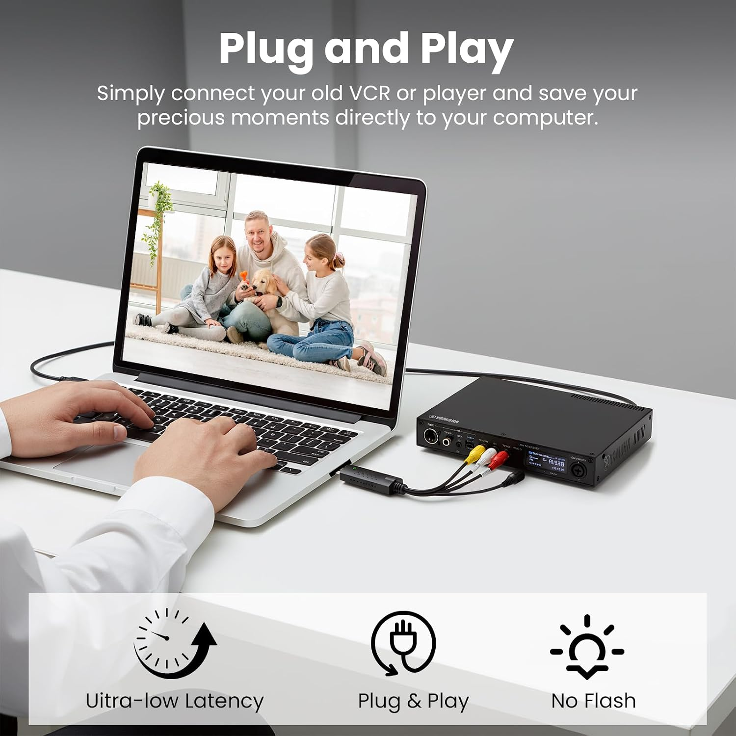 Ein Laptop zeigt ein Familienfoto und ist über Kabel mit einem Video-Capture-Gerät verbunden.