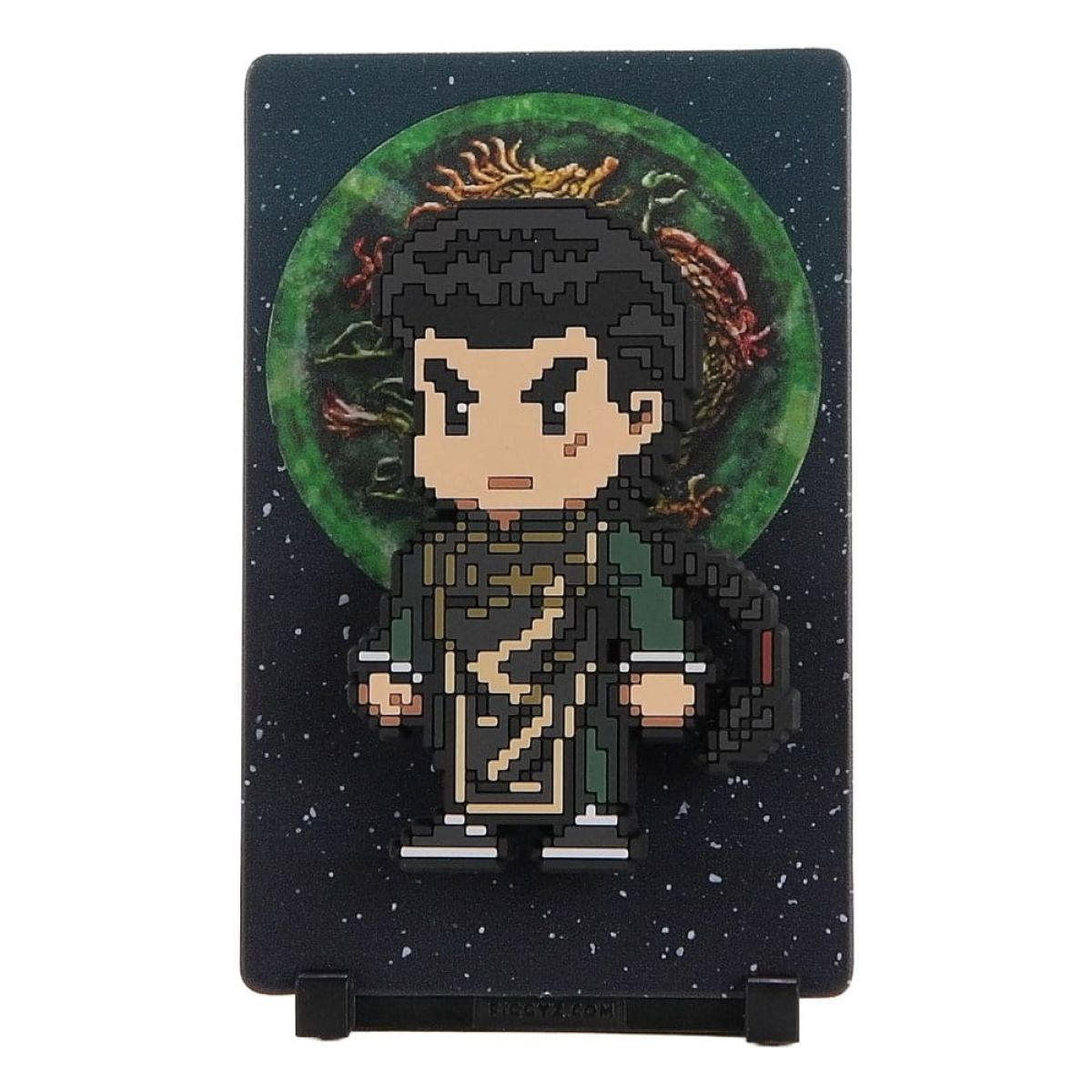 Pixel-Art-Figur mit schwarzem Haar und dunkelgrüner Kleidung vor einem grünen Mond und Sternenhimmel.