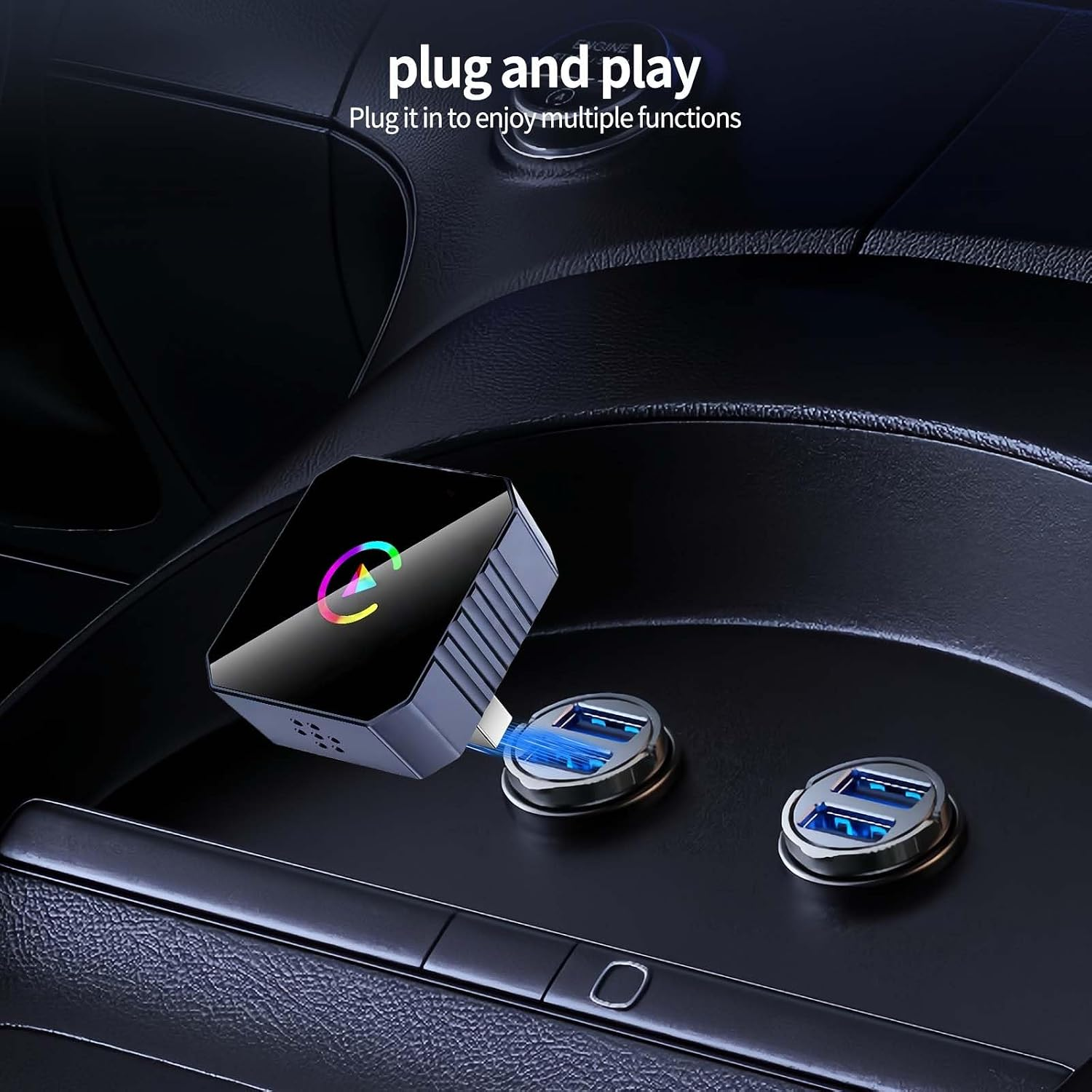Ein schwarzer USB-Adapter wird in eine Autosteckdose gesteckt, darüber steht "plug and play".