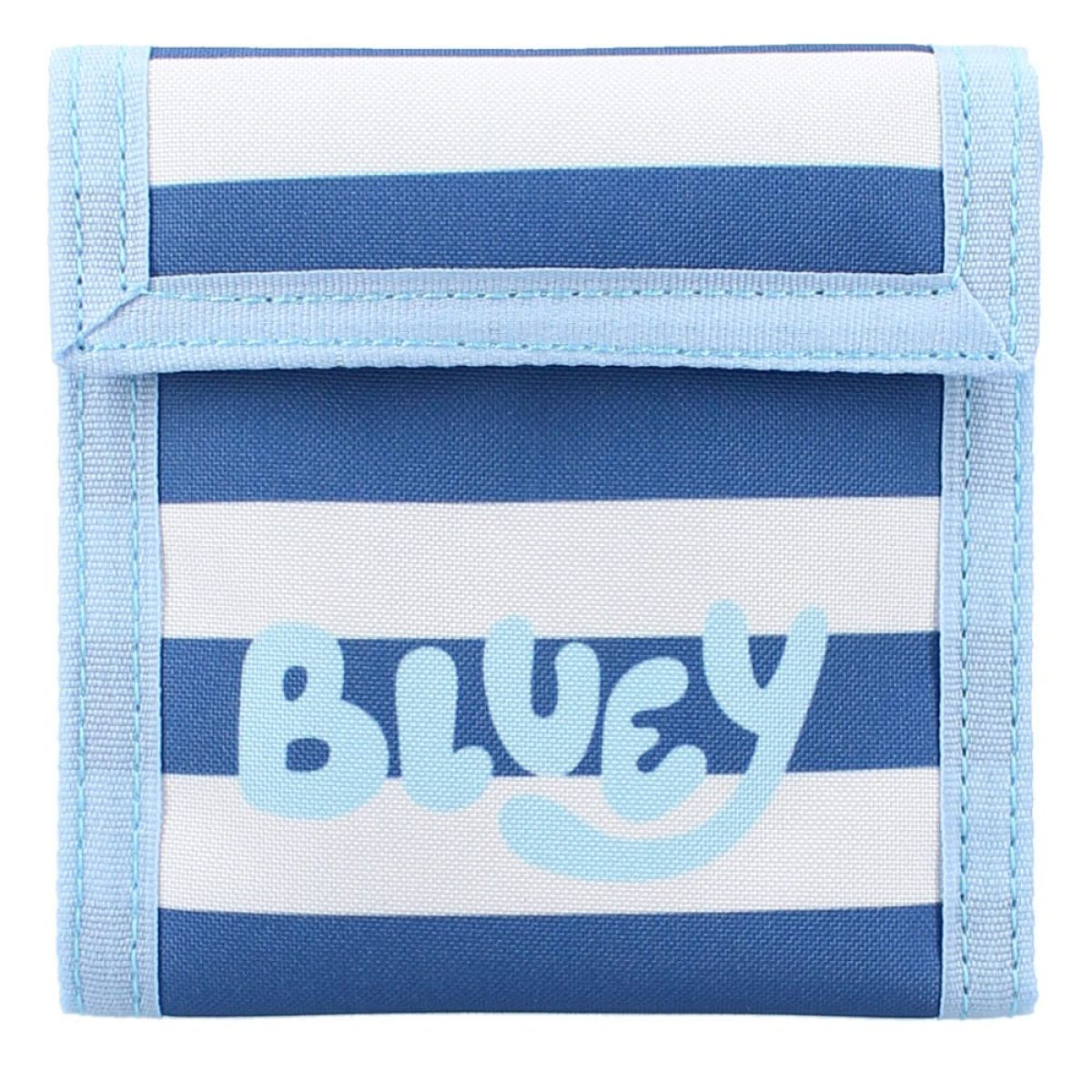 Una cartera de tela cuadrada con rayas azules y blancas y el texto azul claro Bluey en el frente.