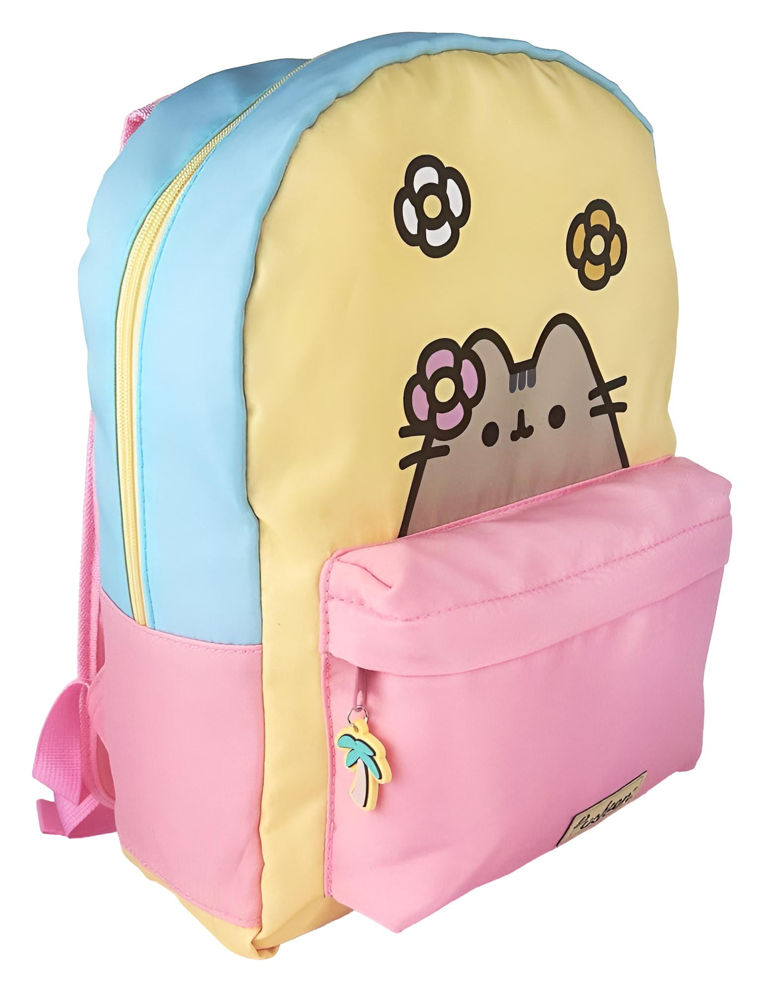 Ein pastellfarbener Rucksack mit gelber Vorderseite, Pusheen-Katze, pinkem Frontfach, blauen Seiten und Blumenmotiven.