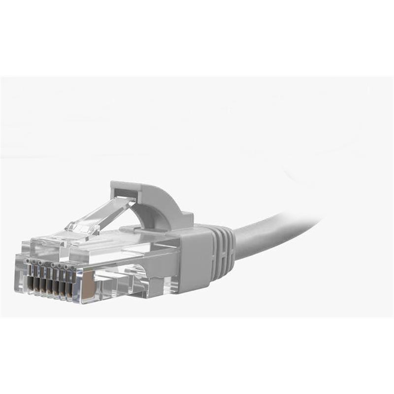 Beyaz arka planda şeffaf RJ45 konnektörlü gri bir Ethernet kablosu.