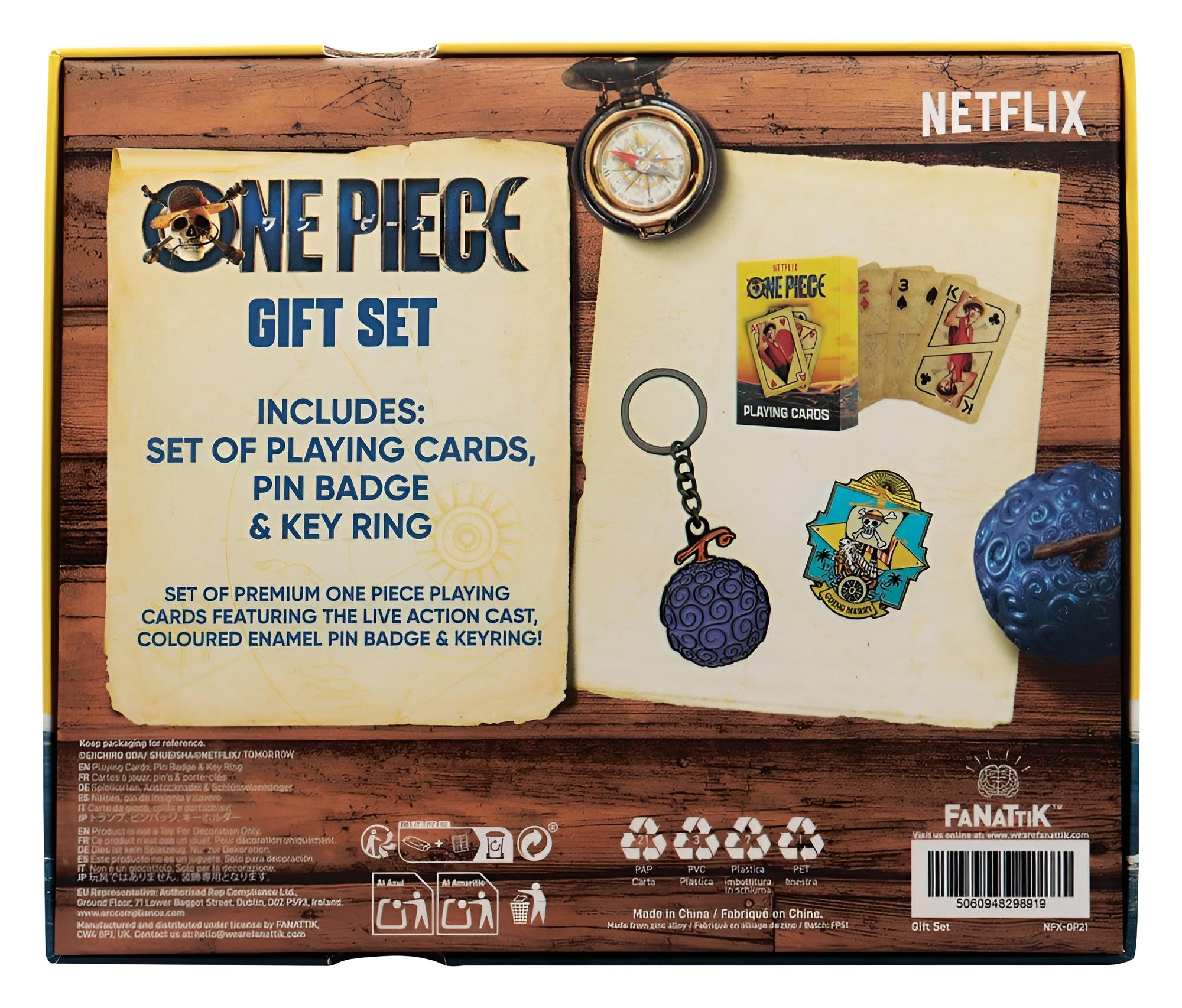 Netflix One Piece Geschenkset Verpackung mit Spielkarten, Anstecknadel und Schlüsselring auf Holzoptik.