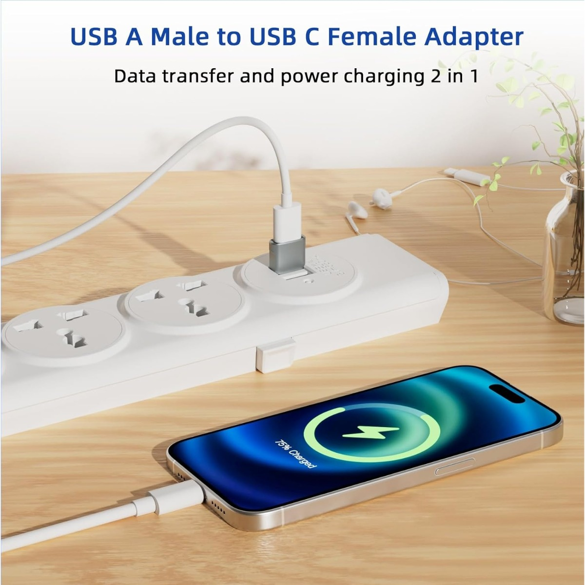 Ein weißer USB A auf USB C Adapter steckt in einer Steckdosenleiste, ein Smartphone lädt.