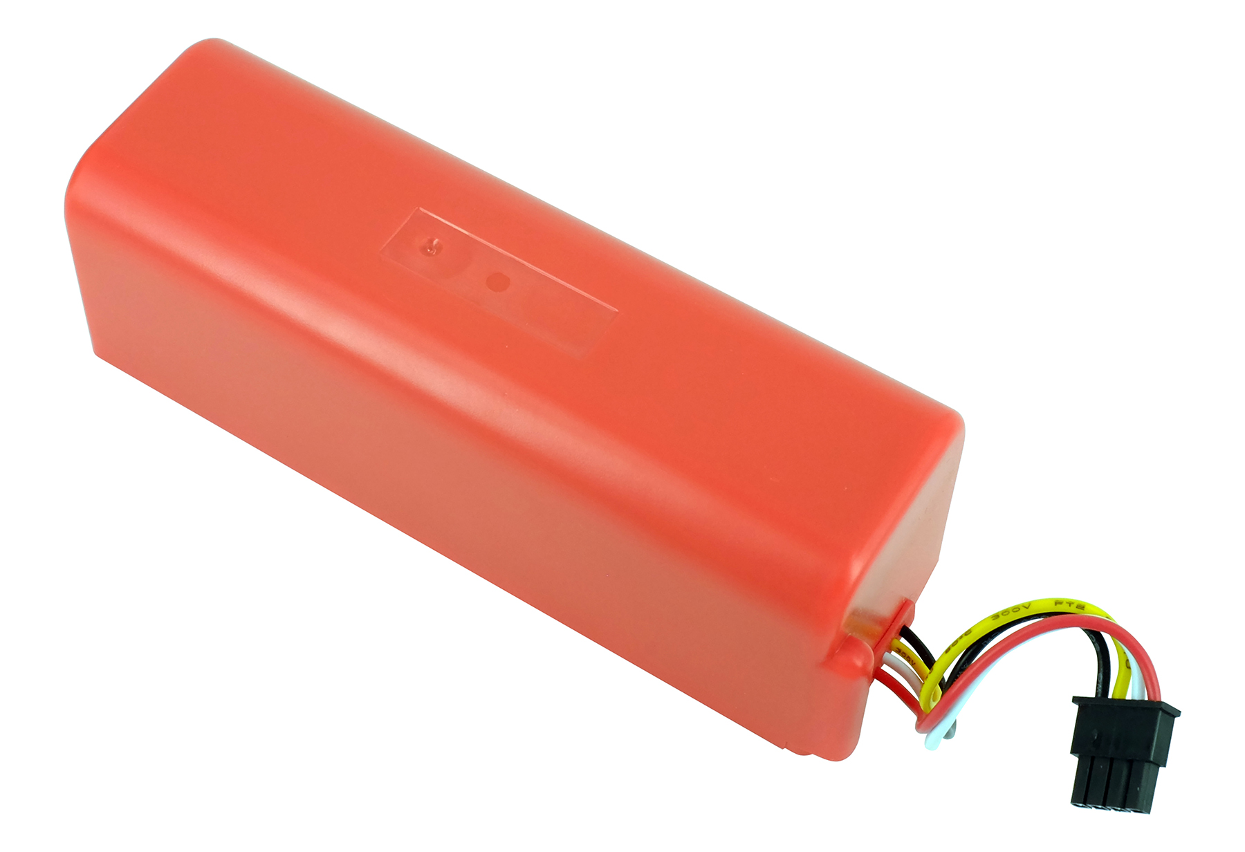 Ein längliches, rotes Batteriepack mit einem schwarzen Kabelstecker isoliert auf weißem Hintergrund.