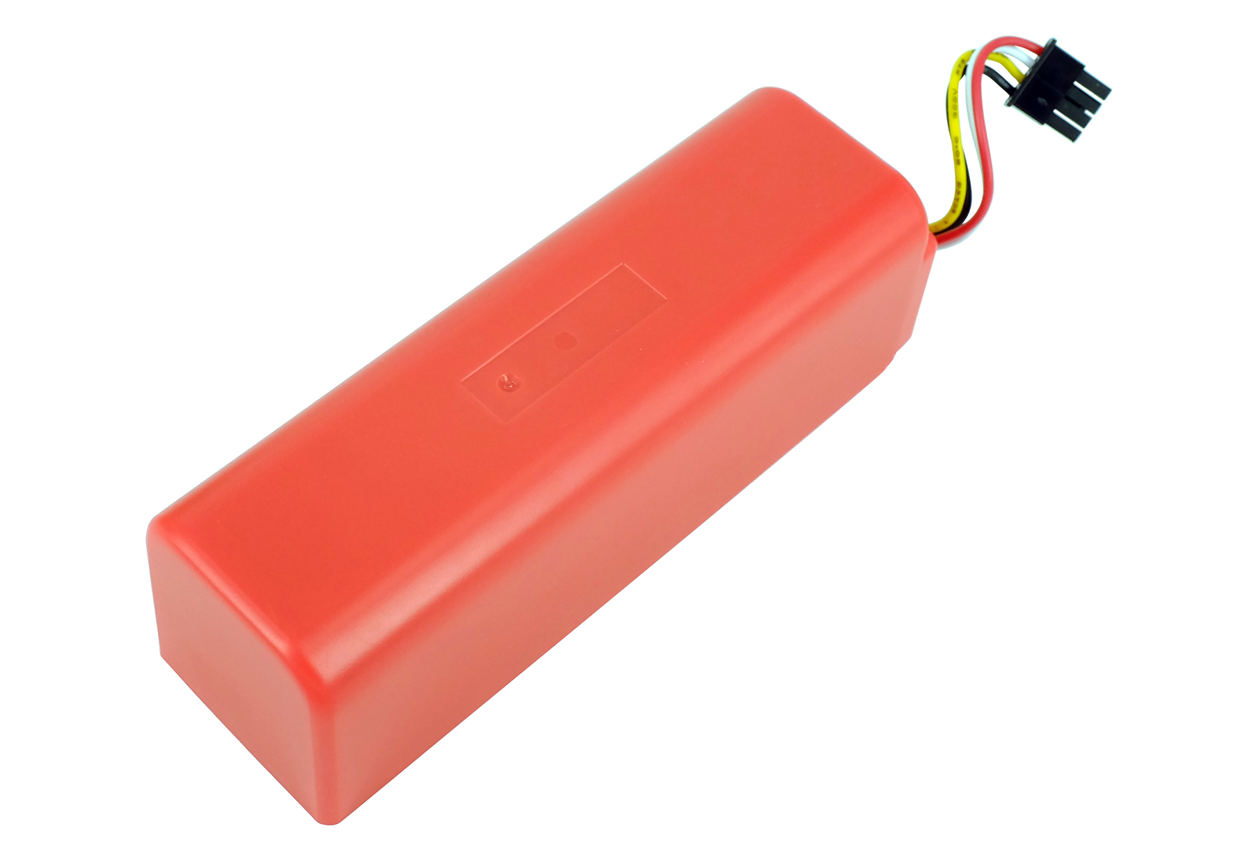 Ein länglicher, roter Akku mit vier farbigen Kabeln und einem schwarzen Stecker auf weißem Hintergrund.