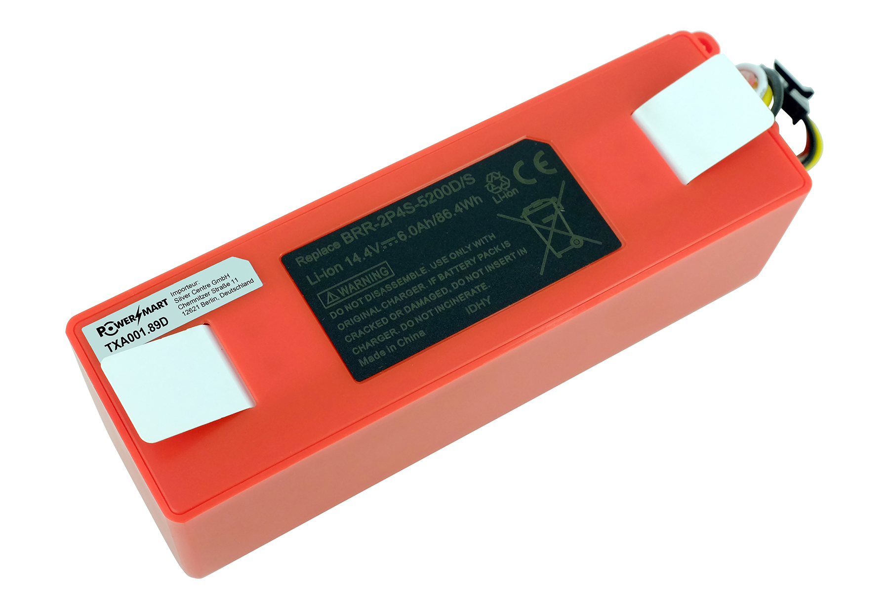 Roter zylinderförmiger Akku mit weißen Aufklebern, schwarzem Warnschild und gelb-schwarzem Kabel auf weißem Grund.
