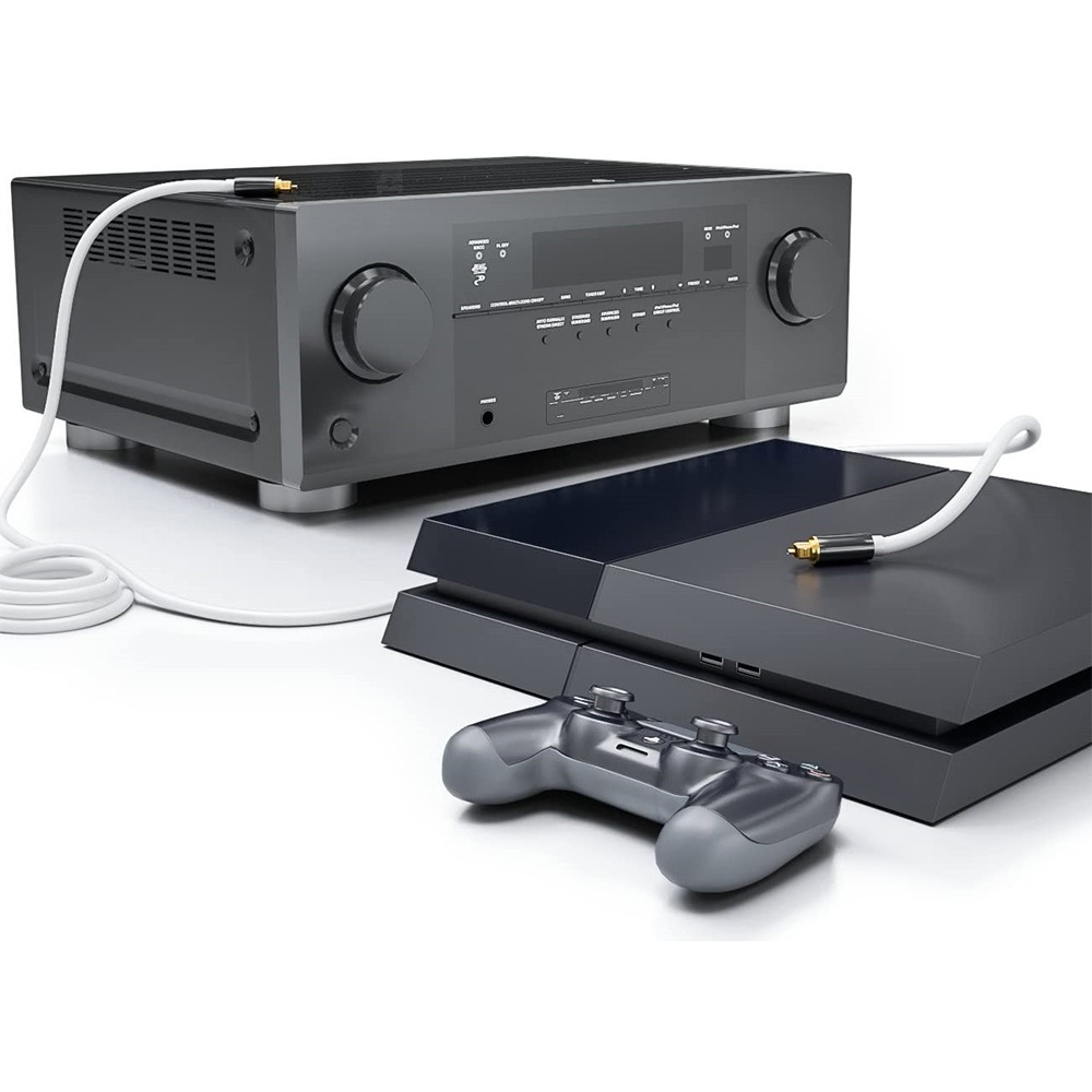 Ein schwarzer Audioreceiver, eine Spielkonsole und ein Controller, verbunden durch ein weißes Kabel.