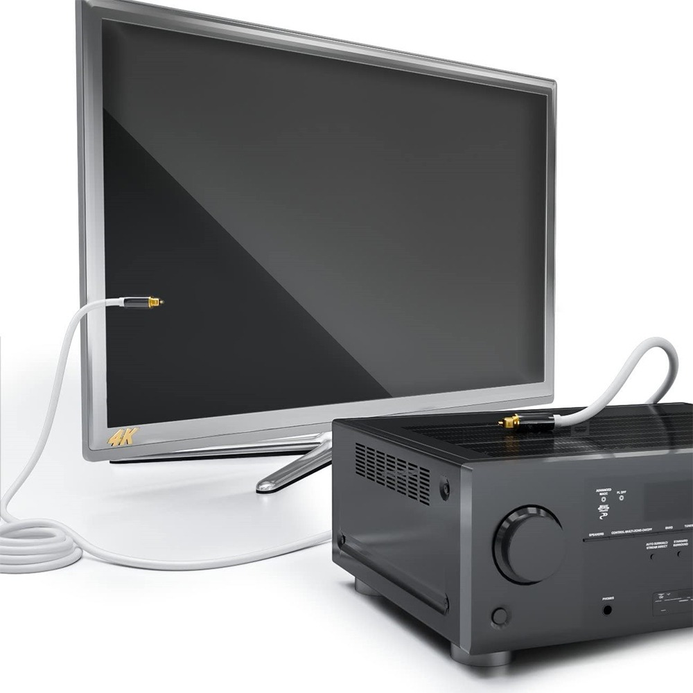 Ein weißes optisches Audiokabel verbindet einen AV-Receiver mit einem 4K-Fernseher.