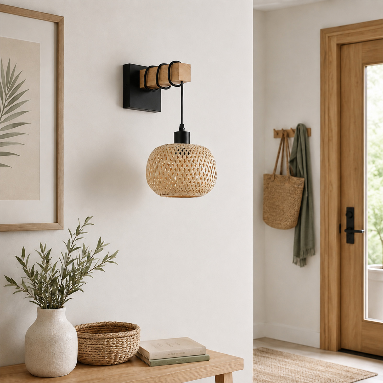 Una lámpara de pared de madera con pantalla de ratán cuelga en un pasillo luminoso con un cuadro enmarcado.