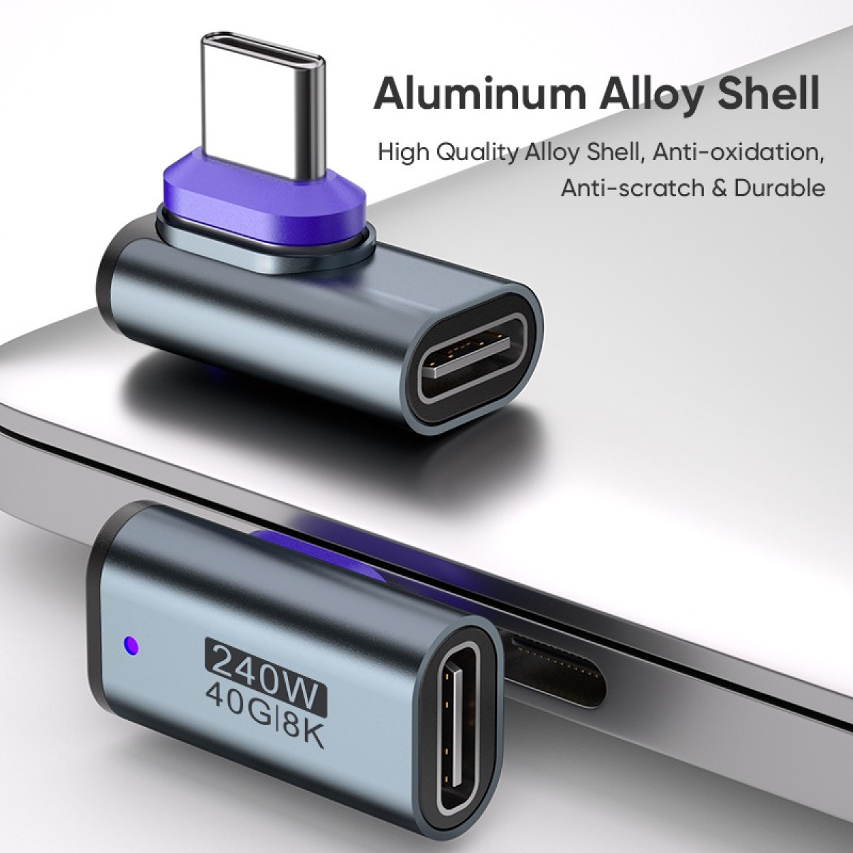 Zwei graue Aluminium-USB-C-Adapter auf einem Laptop mit Text zu Haltbarkeit und Spezifikationen.
