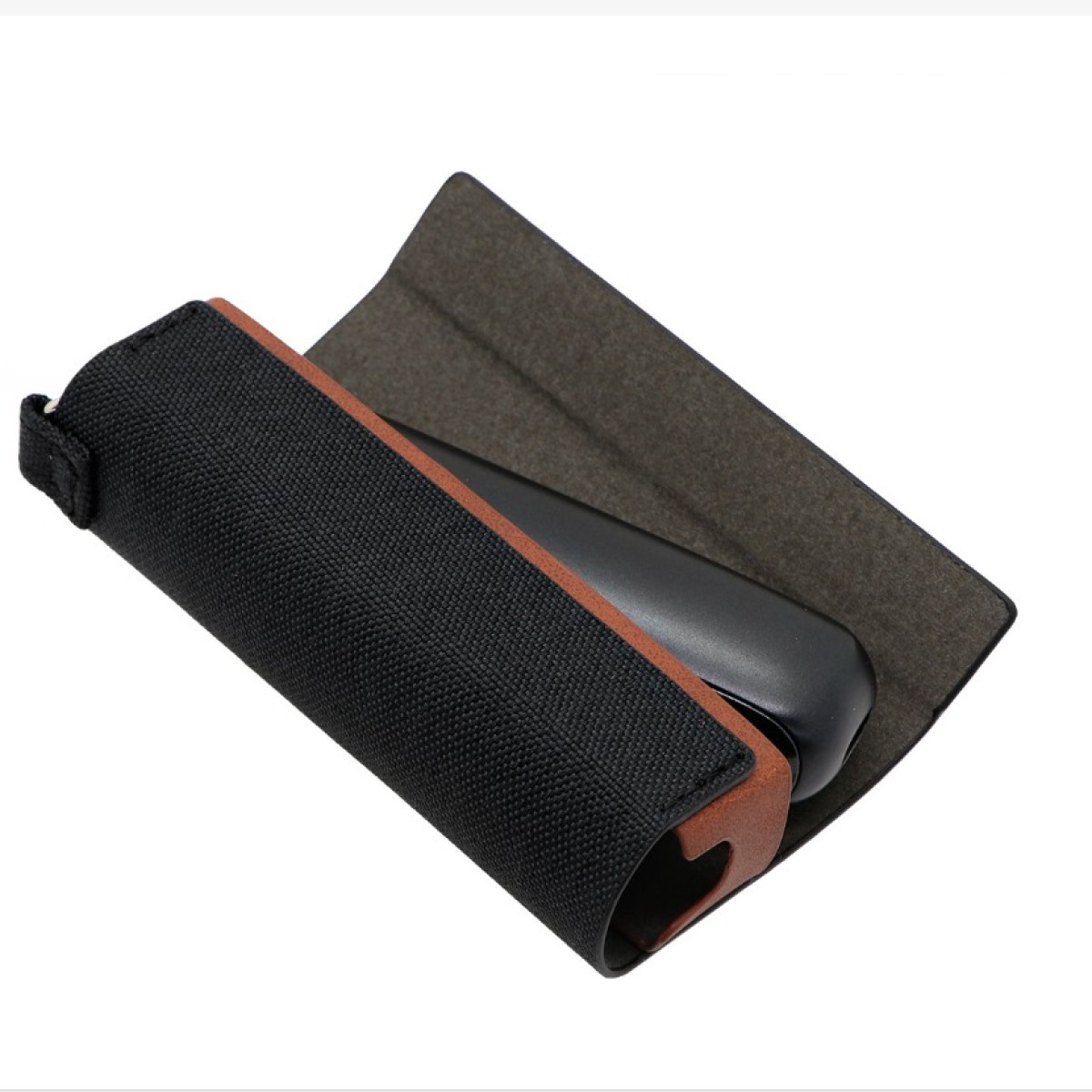 Ein schwarzes Etui mit braunem Rand und integriertem Gerät gegen weißen Hintergrund.