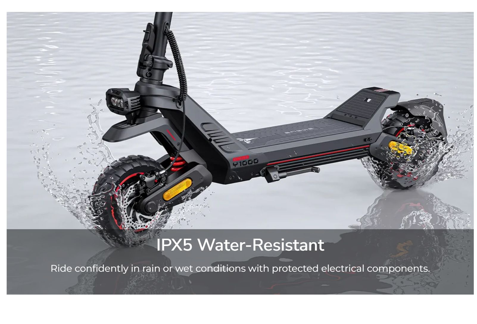Un patinete eléctrico negro atraviesa agua poco profunda salpicando gotas. Texto: IPX5 Resistente al agua.