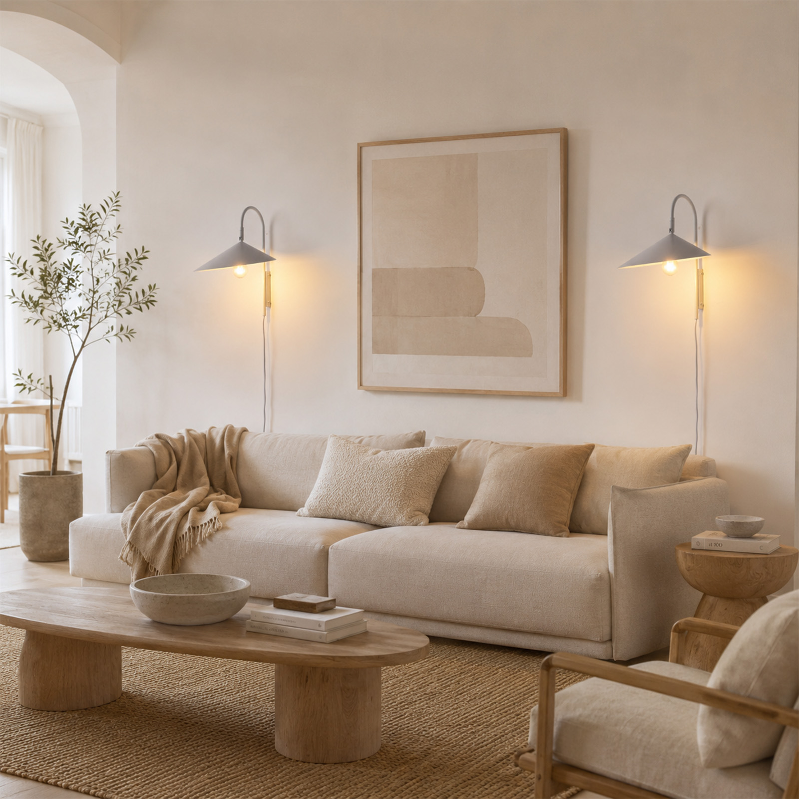 Una sala de estar minimalista con sofá beige, mesa de centro de madera, cuadro y dos apliques.