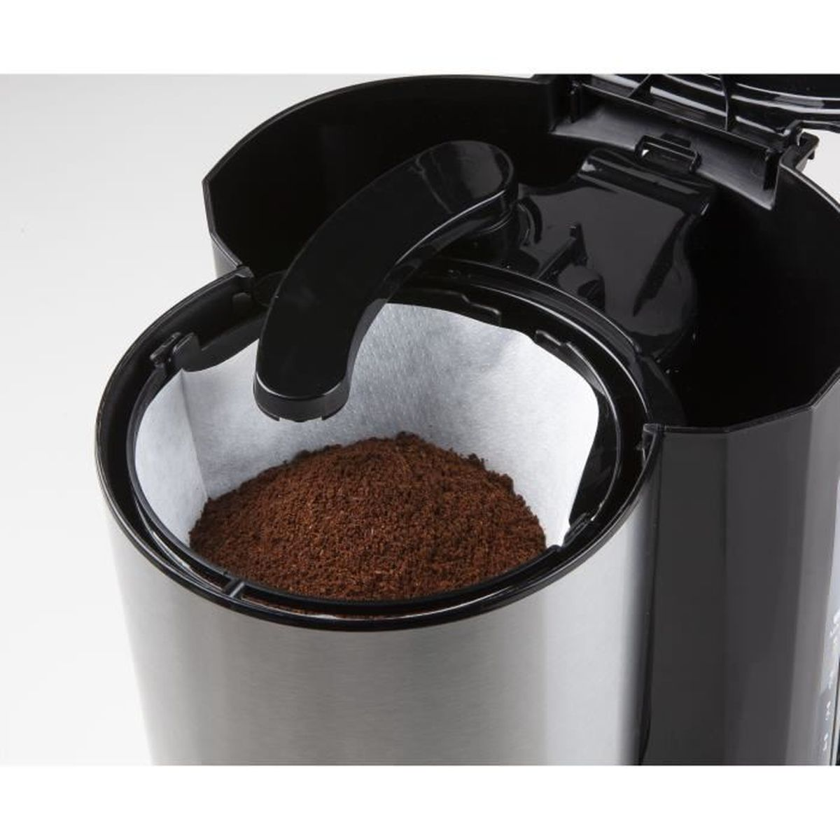 Kaffeemaschine mit Filter und gemahlenem Kaffee.