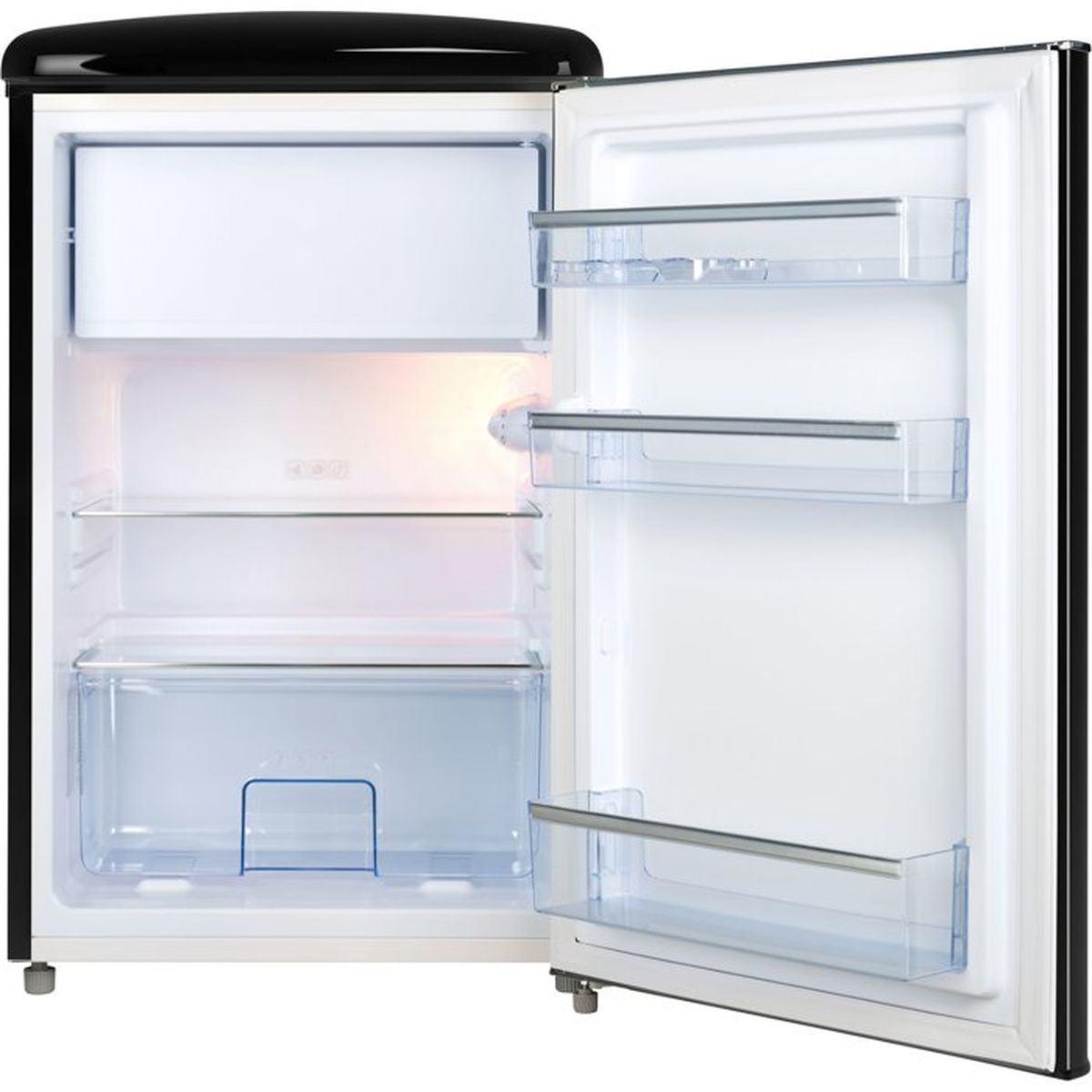 Un pequeño refrigerador negro con la puerta abierta, interior iluminado y tres estantes en la puerta.