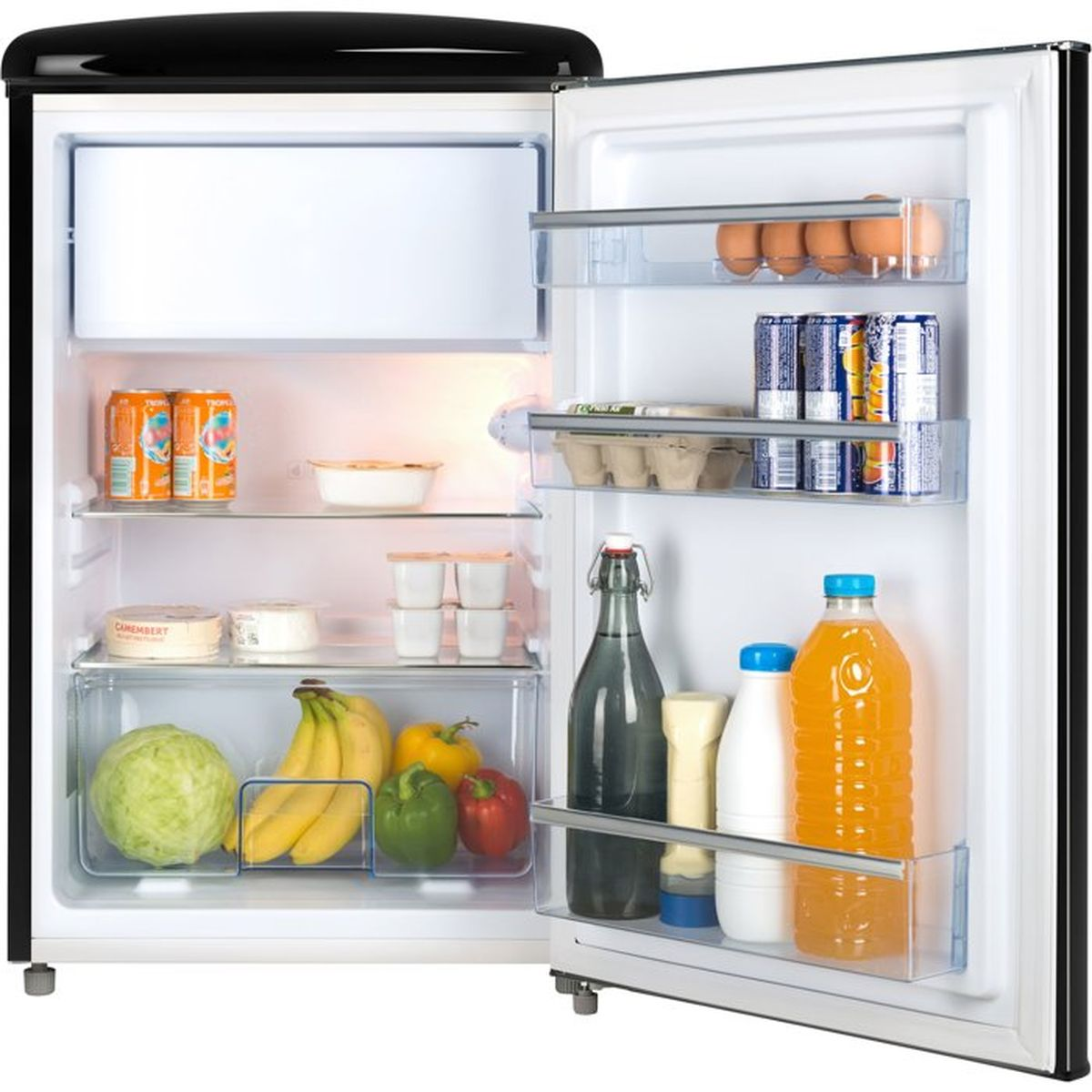 Un mini refrigerador negro abierto lleno de bebidas, frutas, verduras y botellas.