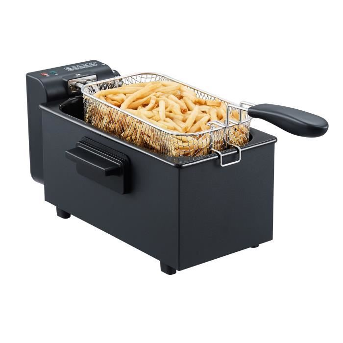 Una friggitrice nera con un cestello di filo metallico pieno di patatine fritte dorate su sfondo bianco.