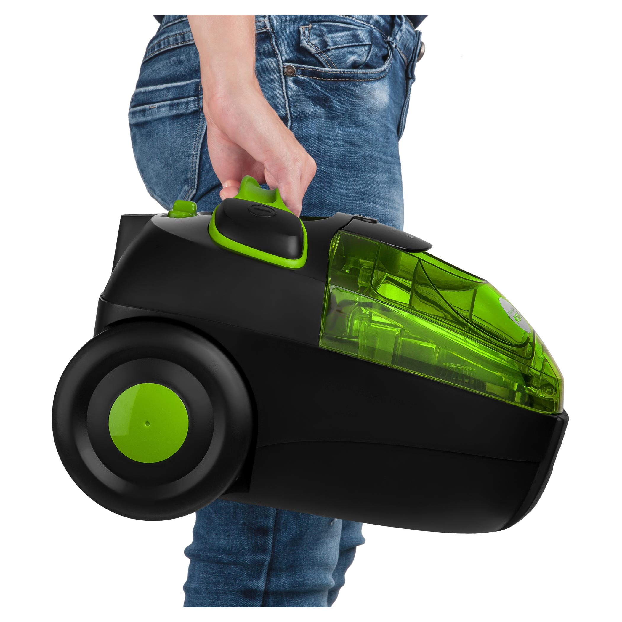 Una persona en jeans sostiene una aspiradora moderna negra y verde neón.