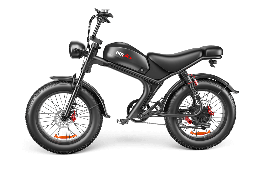 Una bicicleta eléctrica negra con neumáticos gruesos, faro delantero redondo y un marco prominente sobre fondo negro.