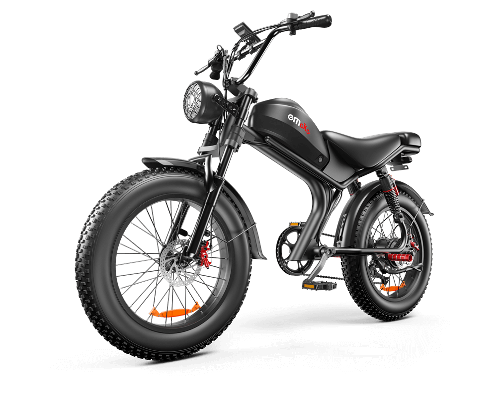Bicicleta eléctrica negra con neumáticos anchos, faros redondos y un diseño de chasis estilo motocicleta.