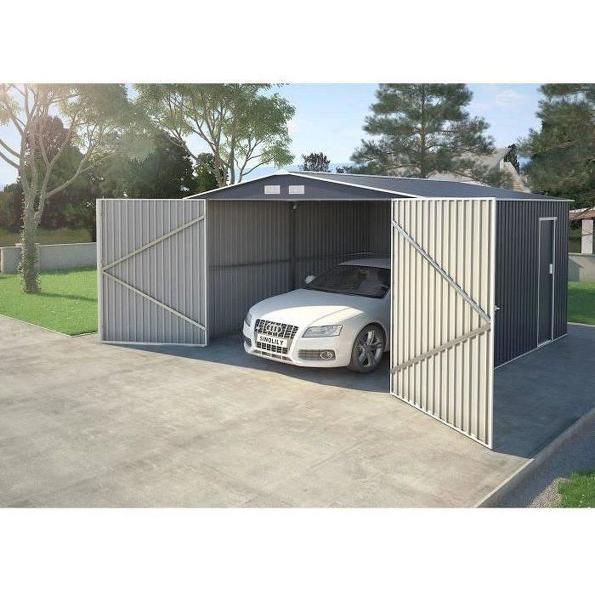 Eine graue Metallgarage mit offener Tür, in der ein weißes Auto steht, auf einem betonierten Platz im Freien.