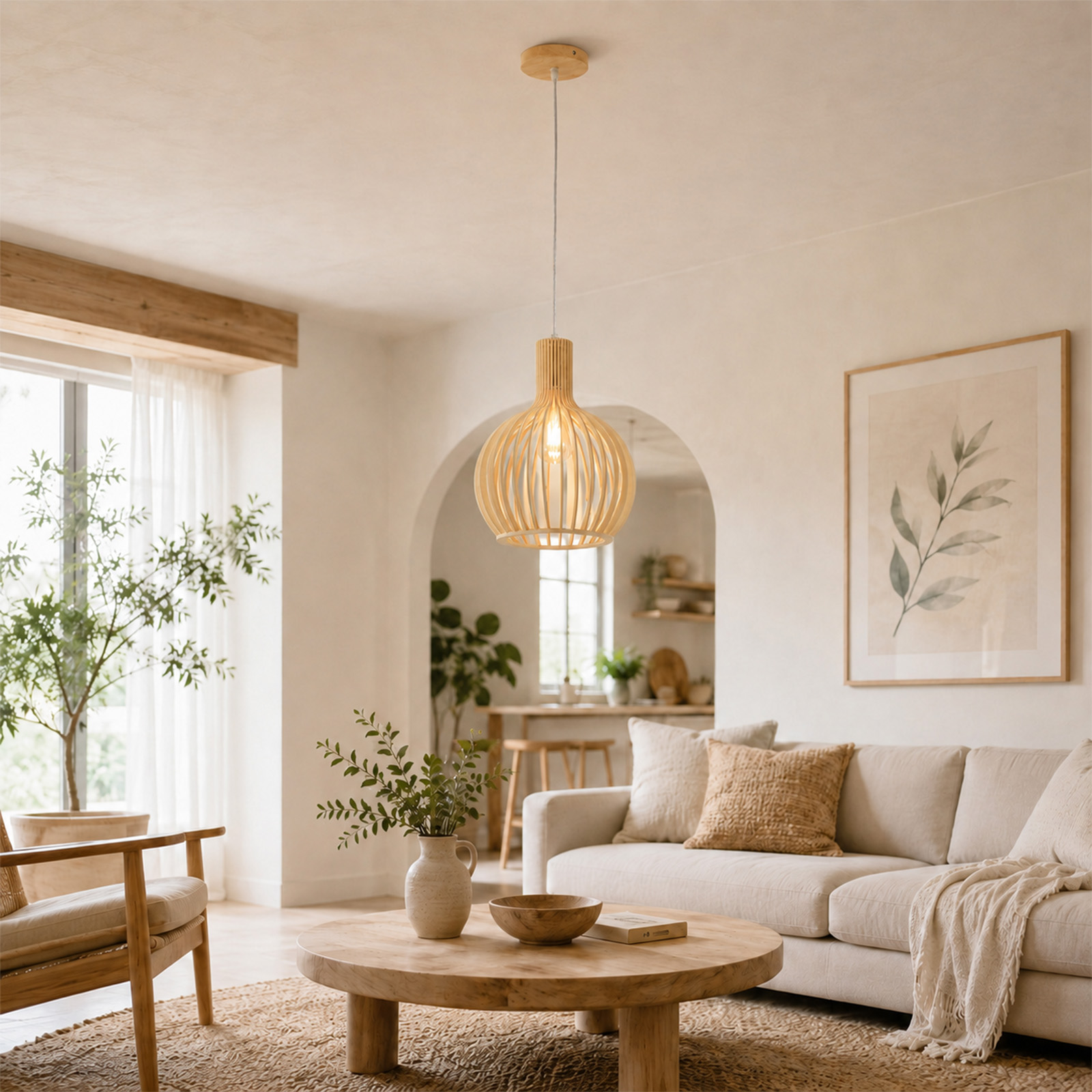 Una sala de estar acogedora con muebles de madera clara, una mesa redonda y una lámpara colgante de madera.