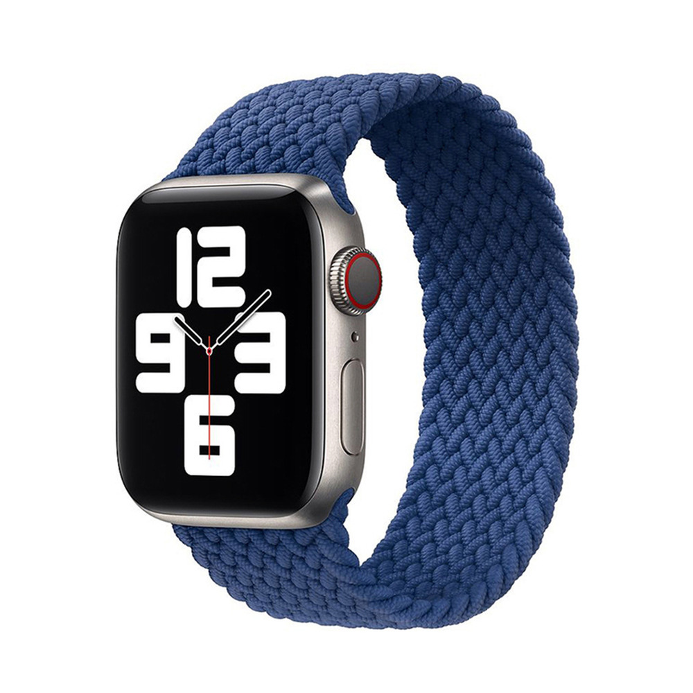 Un reloj inteligente con caja plateada y correa trenzada azul, que muestra grandes números blancos en la pantalla.