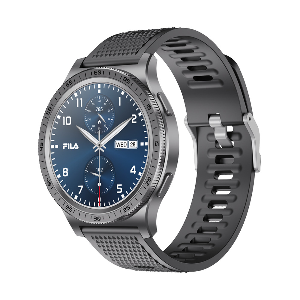 Un reloj inteligente plateado con esfera azul oscura y correa de silicona negra sobre fondo blanco.