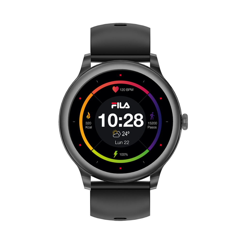 Un smartwatch FILA negro con pantalla redonda muestra la hora, el clima, la frecuencia cardíaca y anillos.