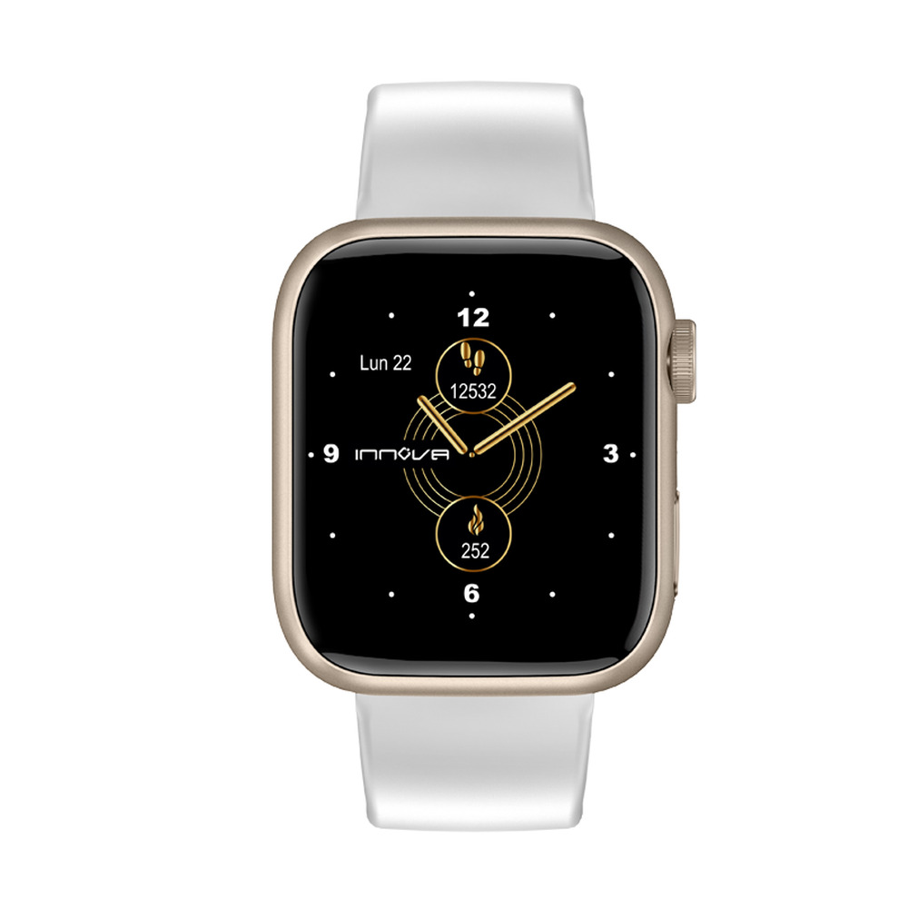 Un reloj inteligente con caja dorada, correa blanca y pantalla negra con manecillas doradas y datos de fitness.