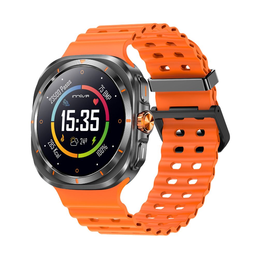 Un reloj inteligente gris con una correa de silicona naranja brillante sobre fondo blanco.
