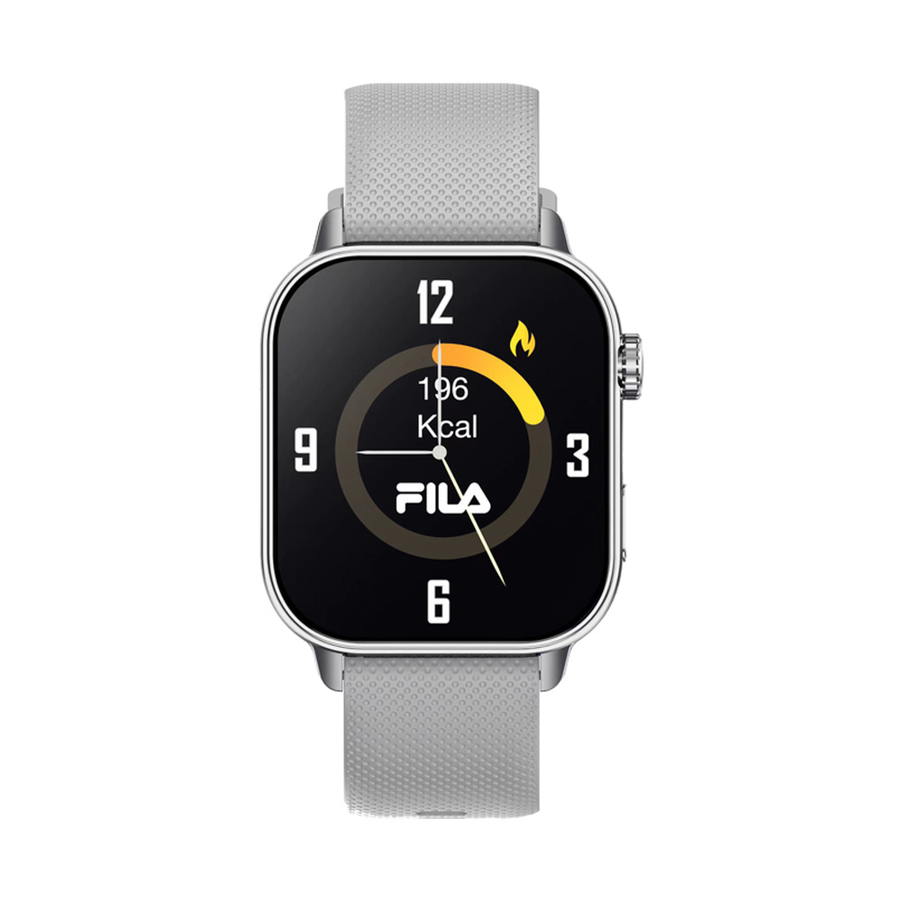 Un reloj inteligente rectangular con correa gris muestra una esfera negra con el logotipo de FILA y calorías.